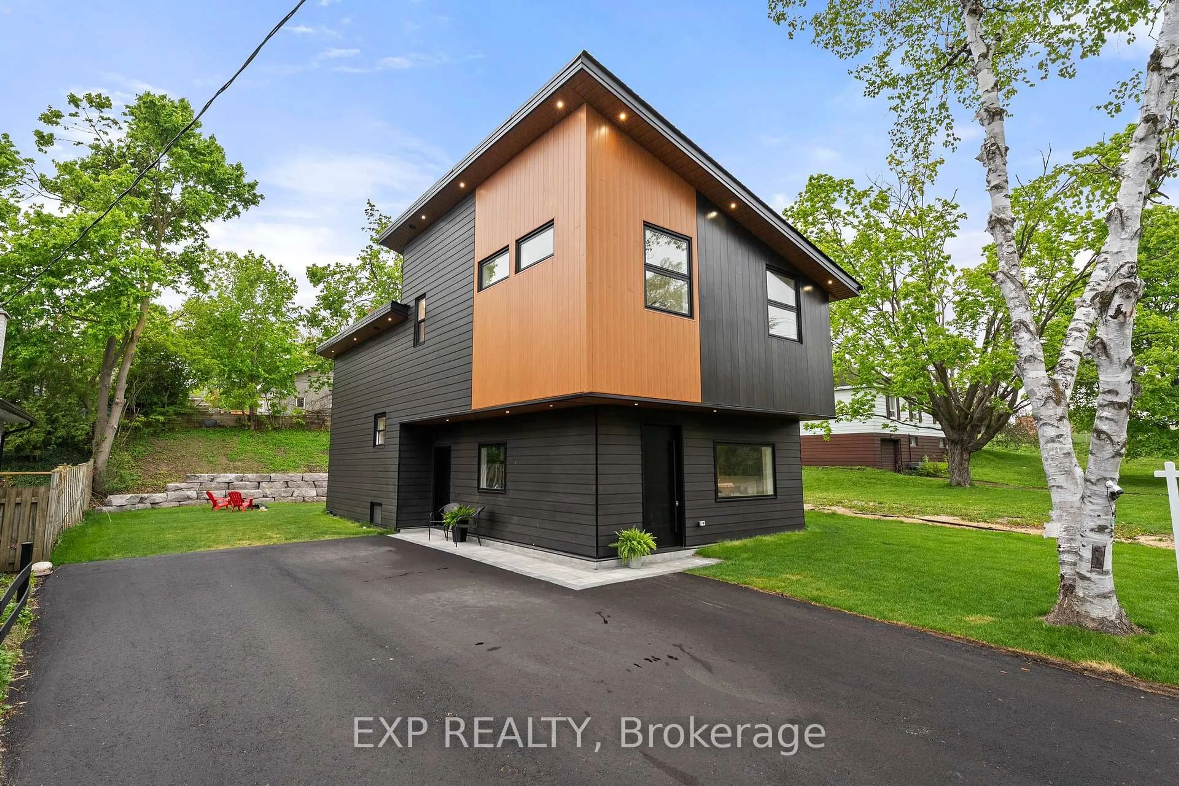 Unknown for 168 Berczy St, Barrie Ontario L4M 3R6