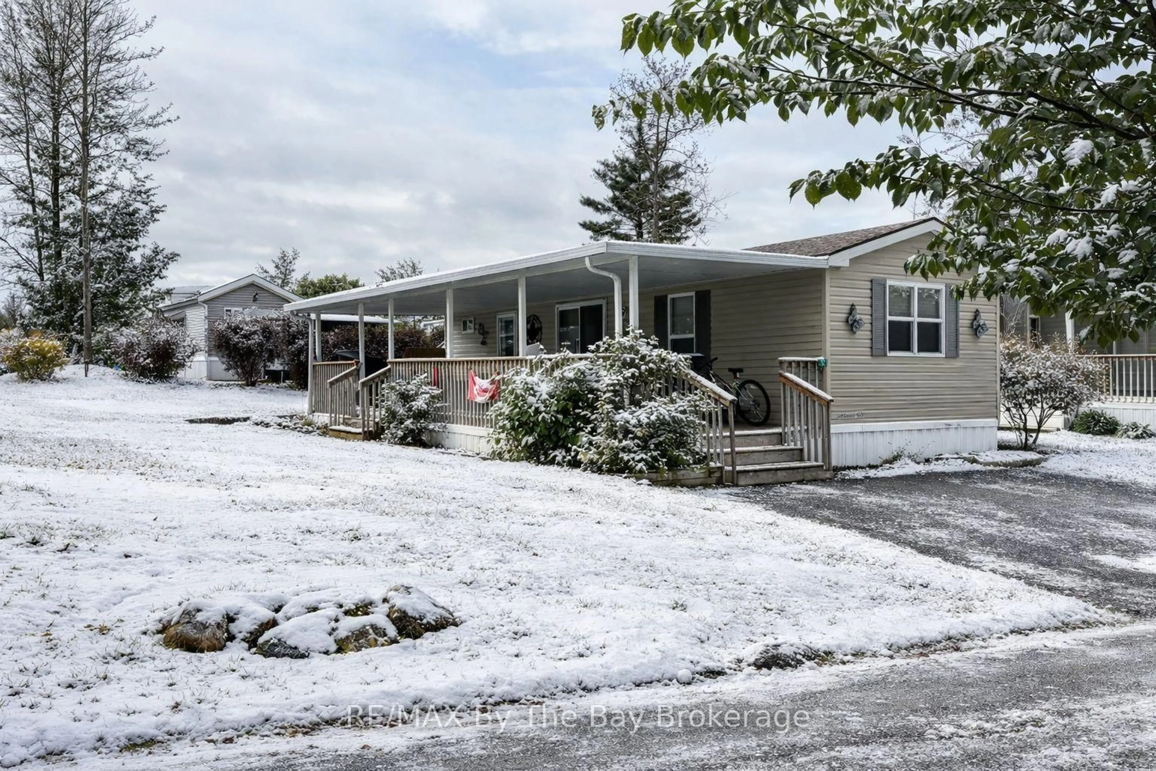 Home with vinyl exterior material, street for 17 CHIPPEWA Tr, Wasaga Beach Ontario L9Z 1X7