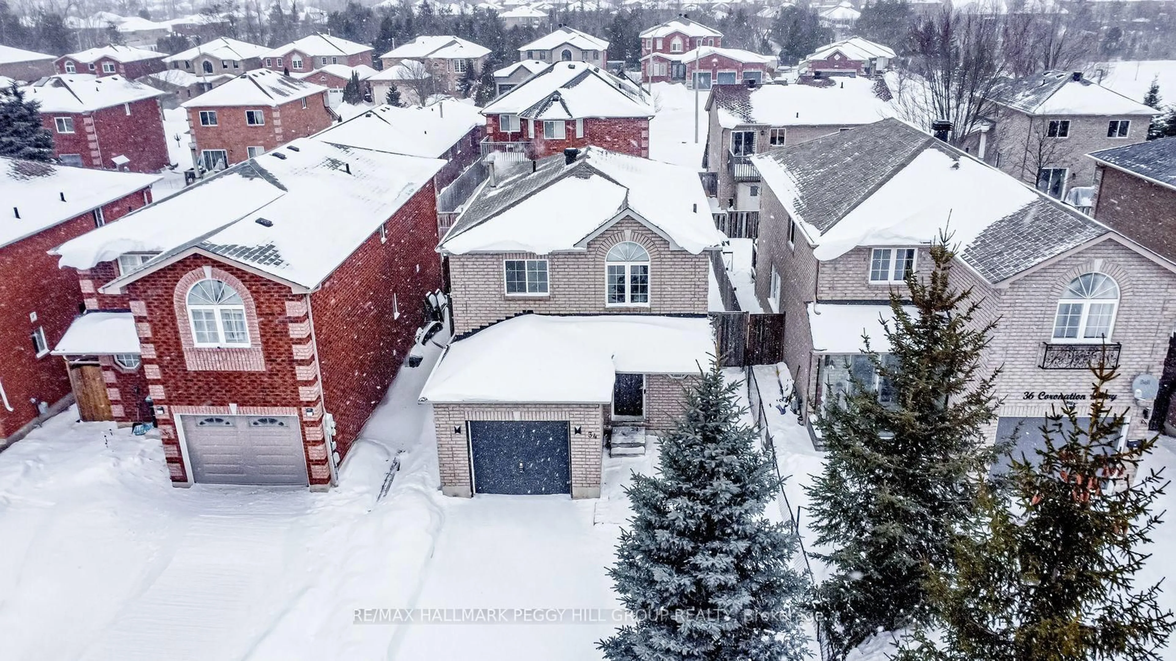 A pic from outside/outdoor area/front of a property/back of a property/a pic from drone, street for 34 Coronation Pkwy, Barrie Ontario L4M 7J8