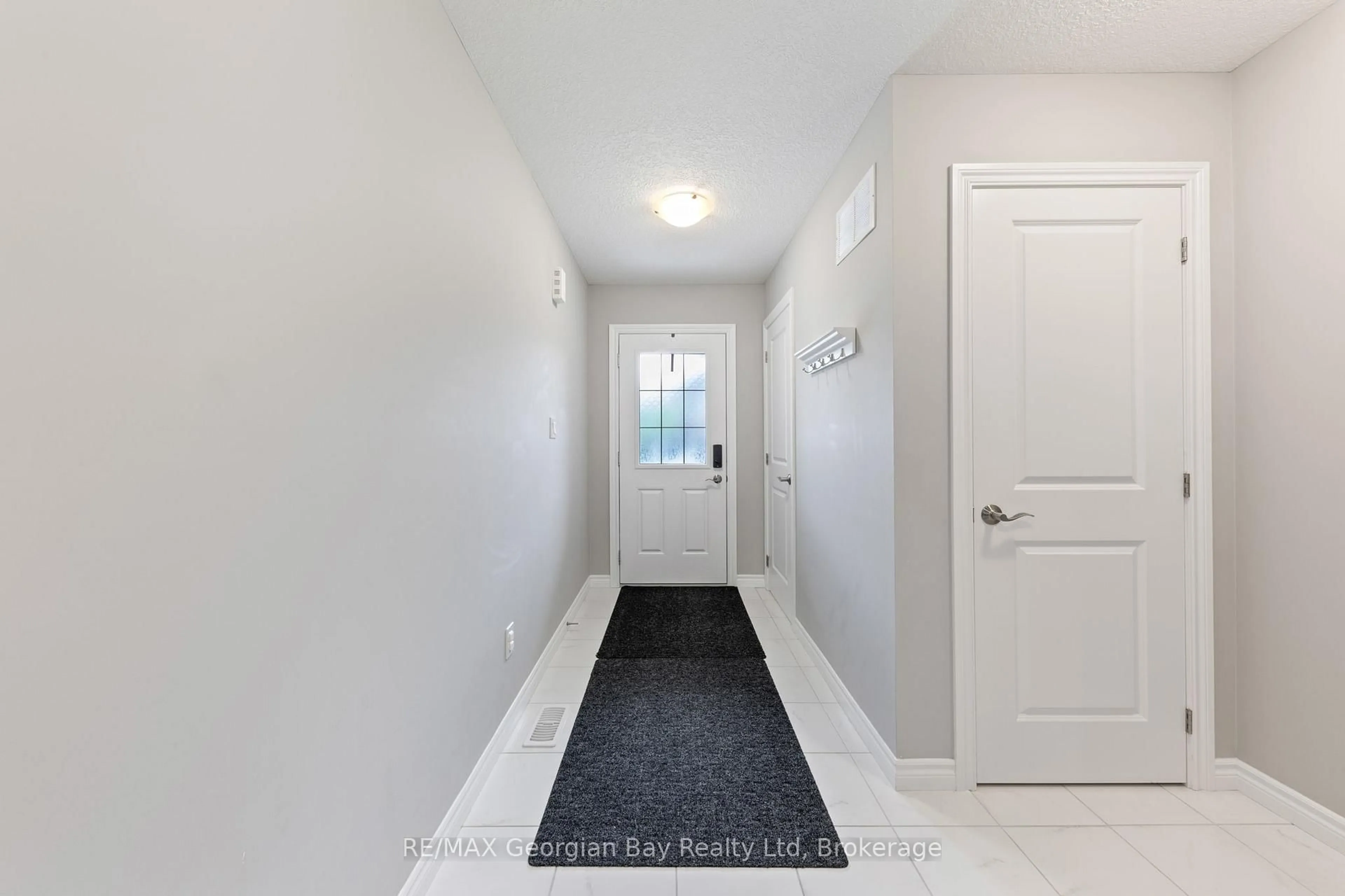 Indoor entryway for 964 WRIGHT Dr, Midland Ontario L4R 0E3
