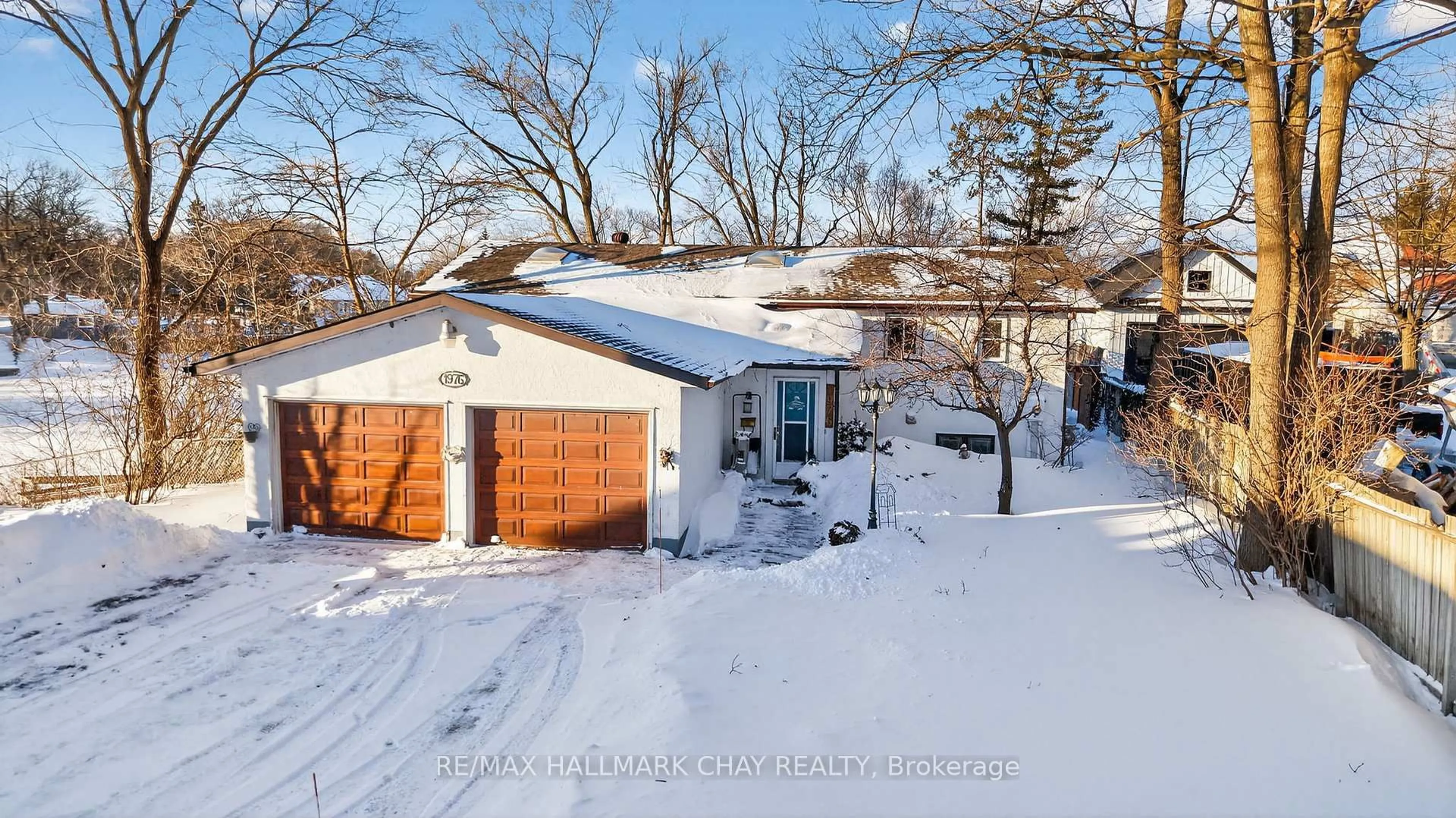 A pic from outside/outdoor area/front of a property/back of a property/a pic from drone, street for 1976 River Rd, Wasaga Beach Ontario L9Z 2W2