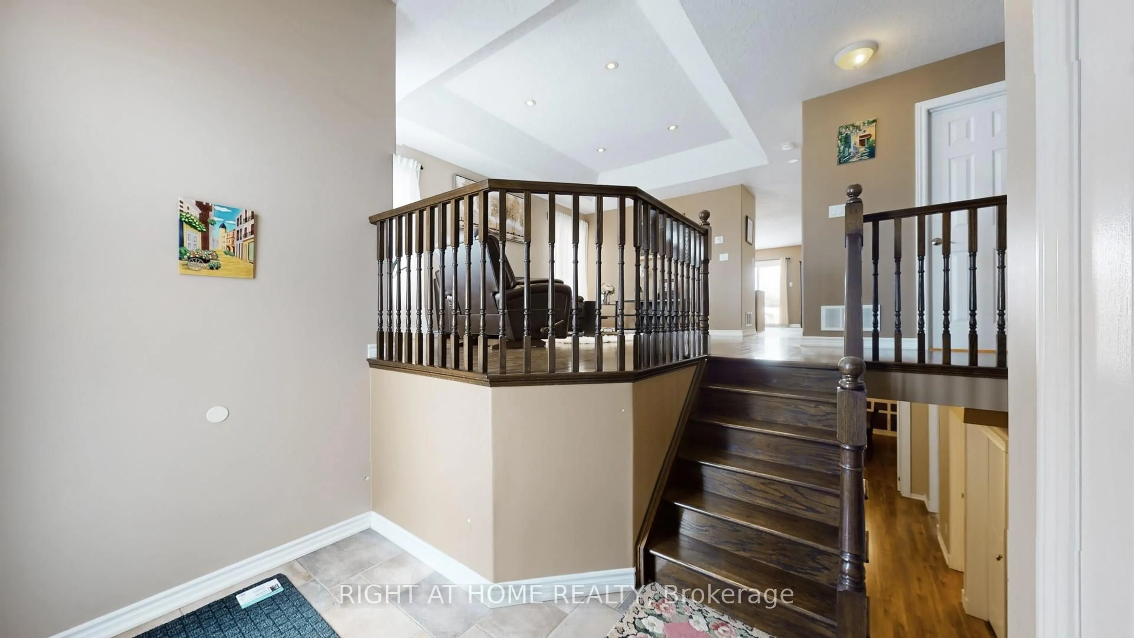 Indoor foyer for 204 Proclamation Dr, Barrie Ontario L4N 0Y9