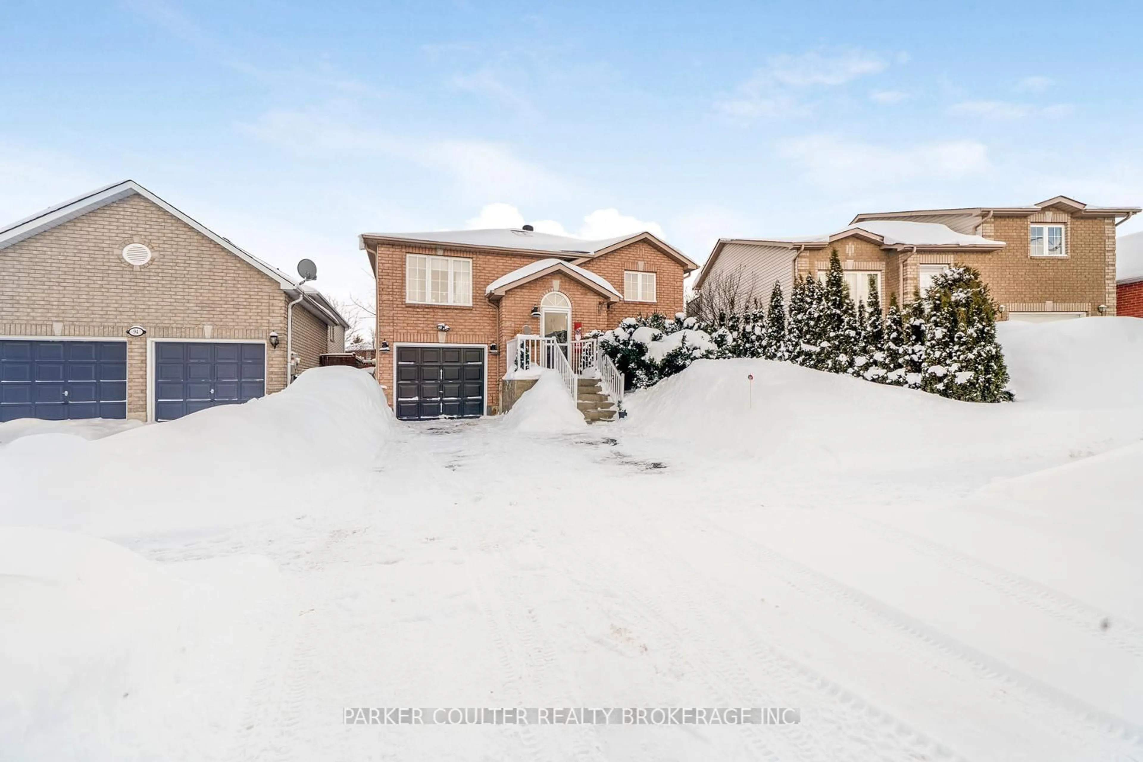 A pic from outside/outdoor area/front of a property/back of a property/a pic from drone, street for 92 Snowy Owl Cres, Barrie Ontario L4M 6P8