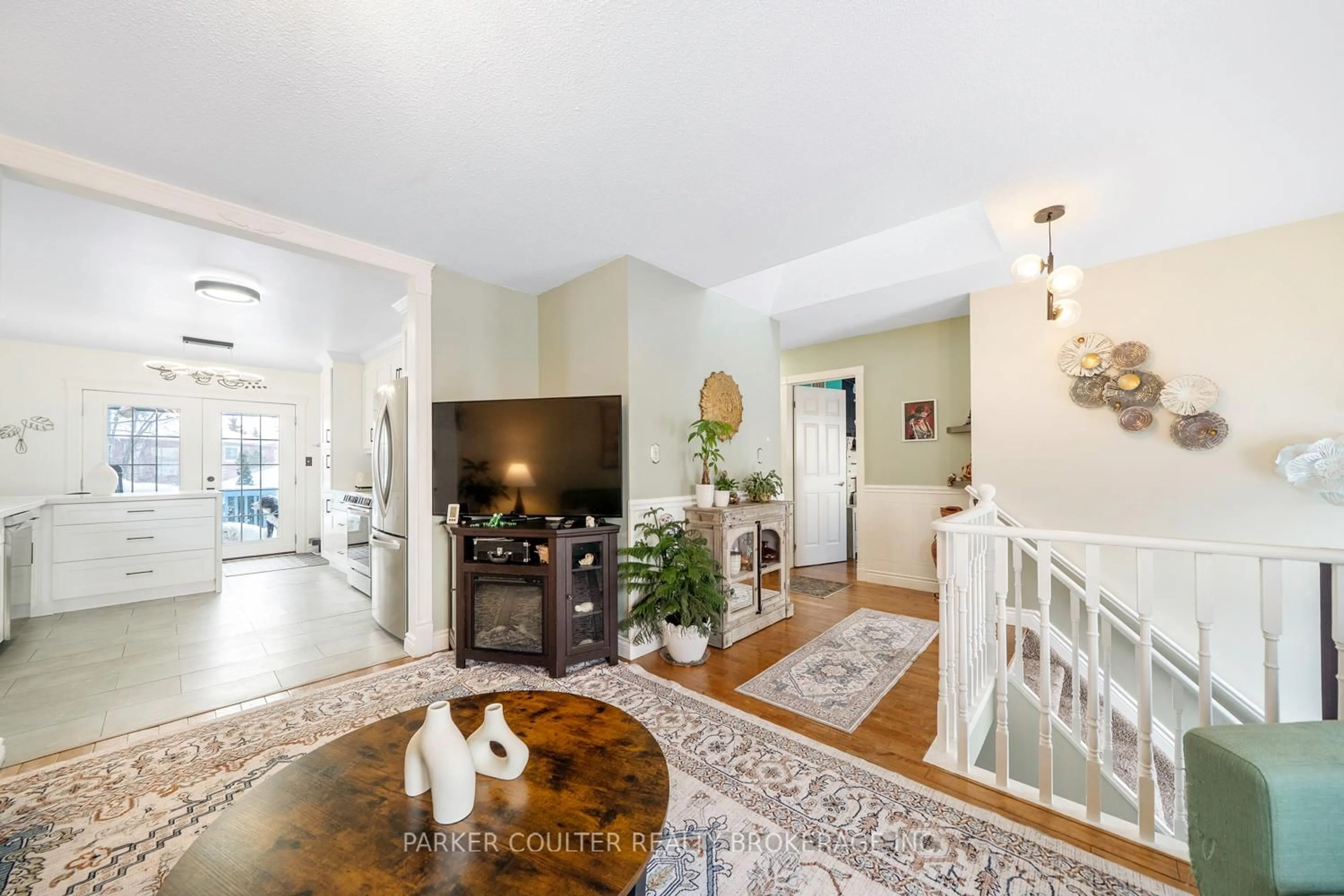 Indoor foyer for 92 Snowy Owl Cres, Barrie Ontario L4M 6P8