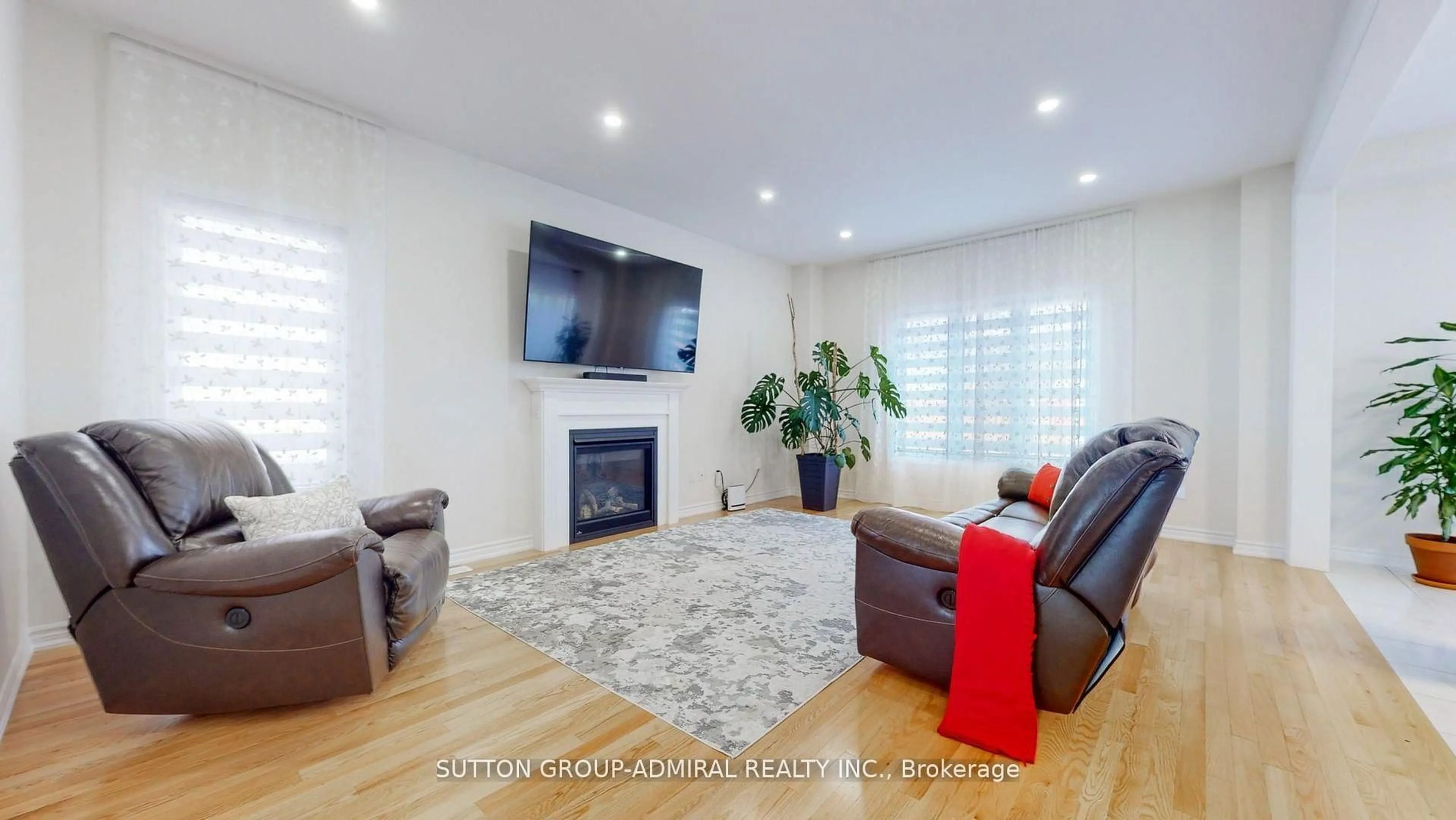 Living room with furniture, wood/laminate floor for 3 Cypress Point St, Barrie Ontario L4N 5S4