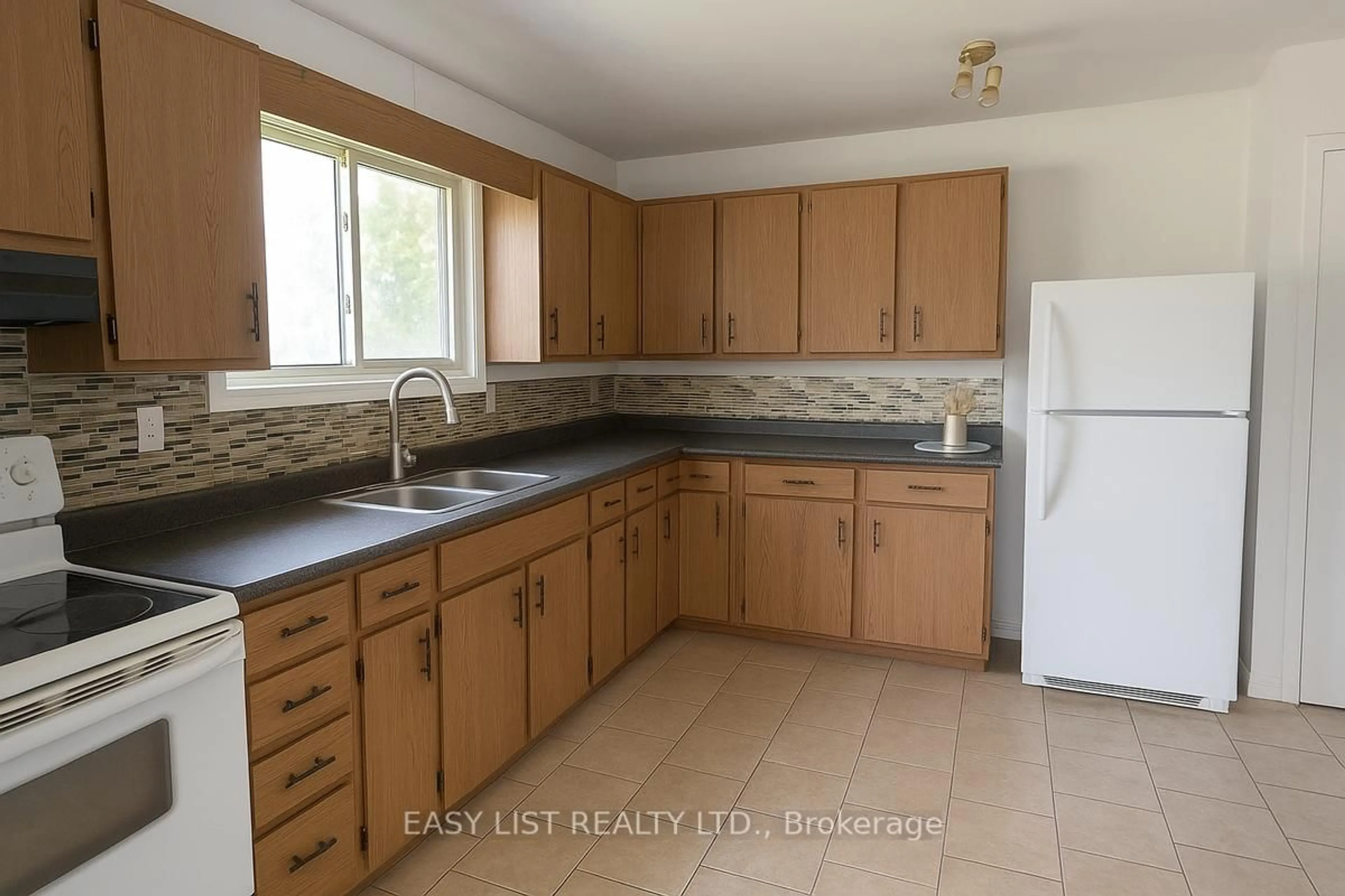 Standard kitchen, unknown for 3783 Campbell Rd, Severn Ontario L3V 0V3