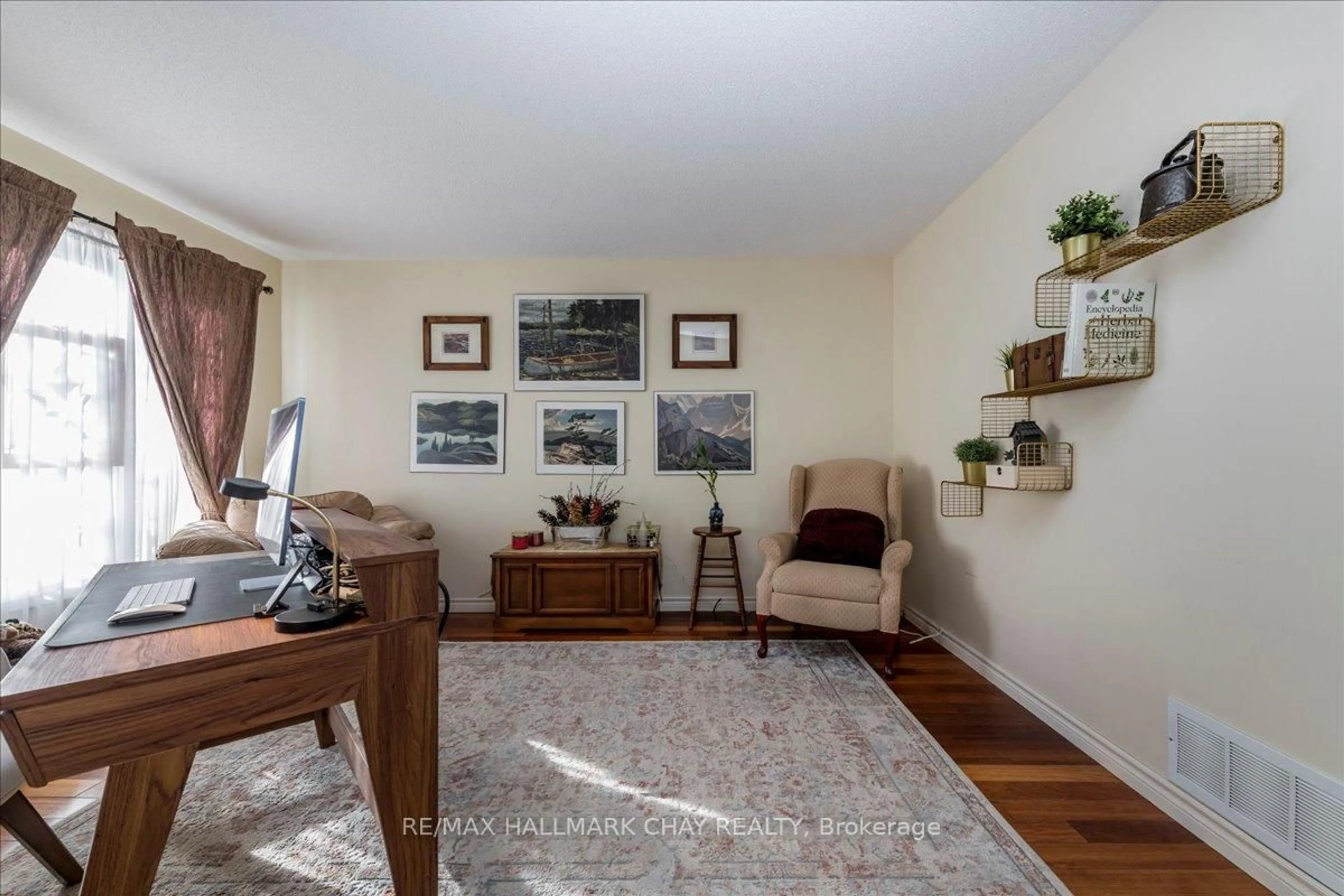 Living room with furniture, unknown for 13 TEAL Pl, Barrie Ontario L4N 8W1