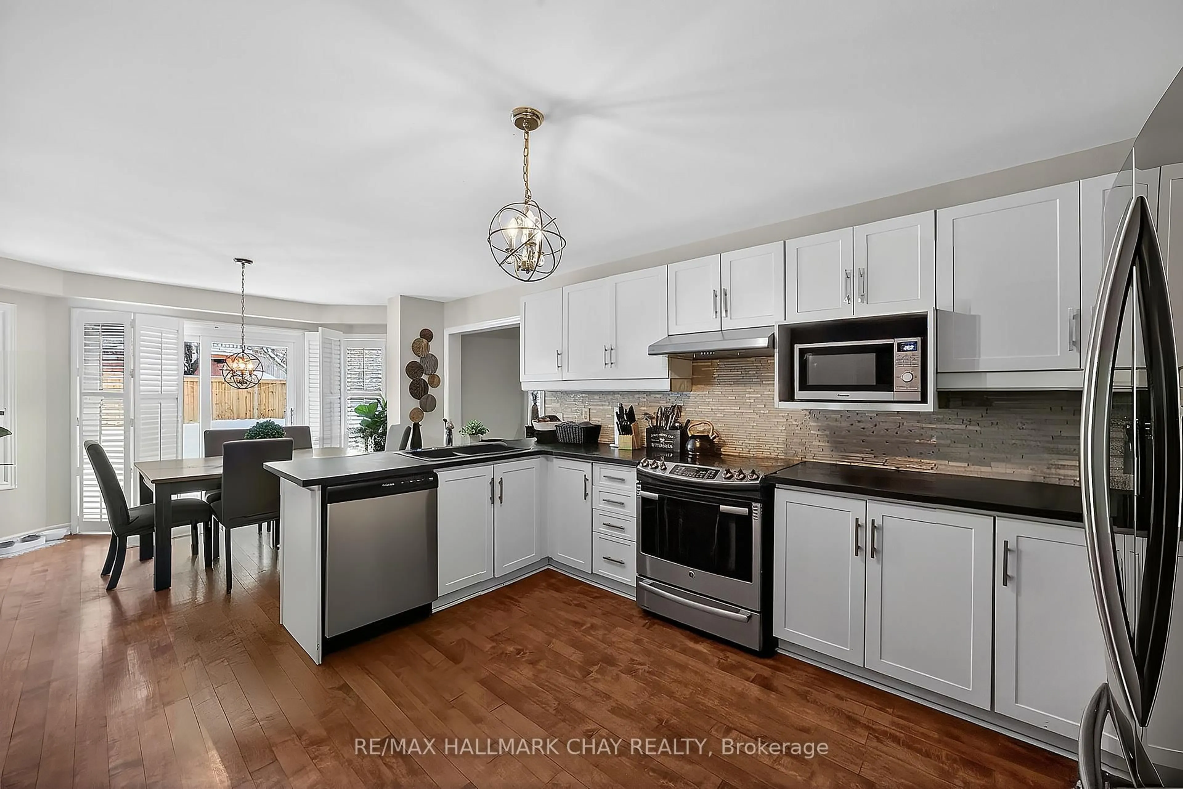 Open concept kitchen, ceramic/tile floor for 25 Falling Brook Dr, Barrie Ontario L4N 7E9