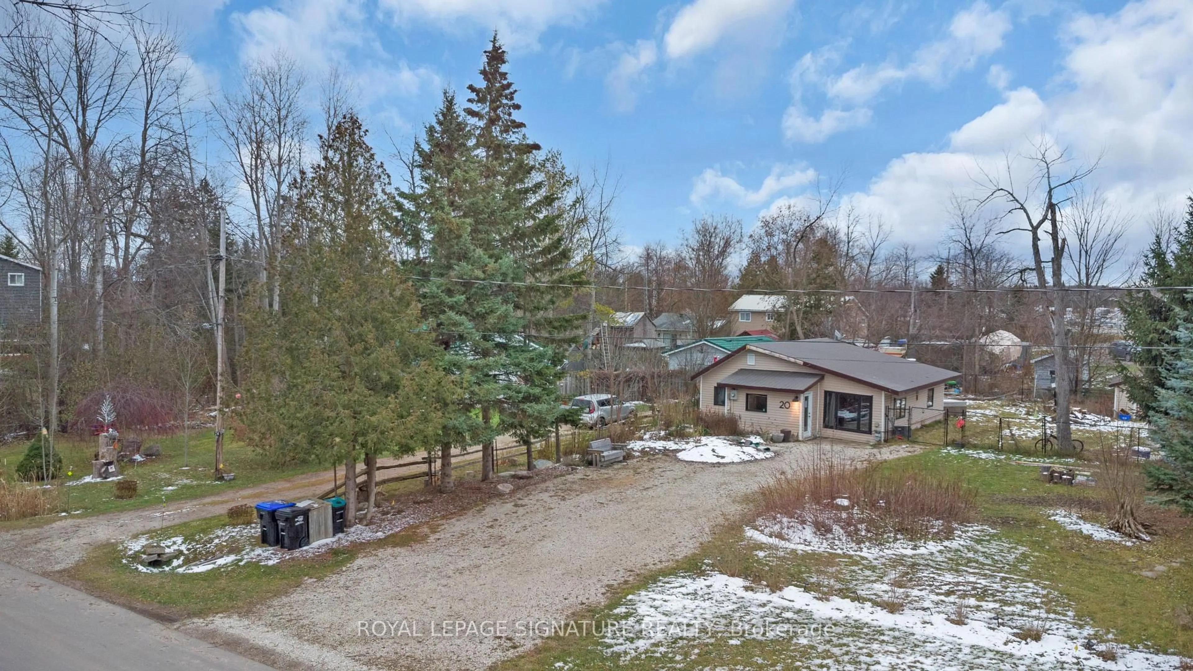 A pic from outside/outdoor area/front of a property/back of a property/a pic from drone, unknown for 20 Sandell St, Collingwood Ontario L9Y 3Z1