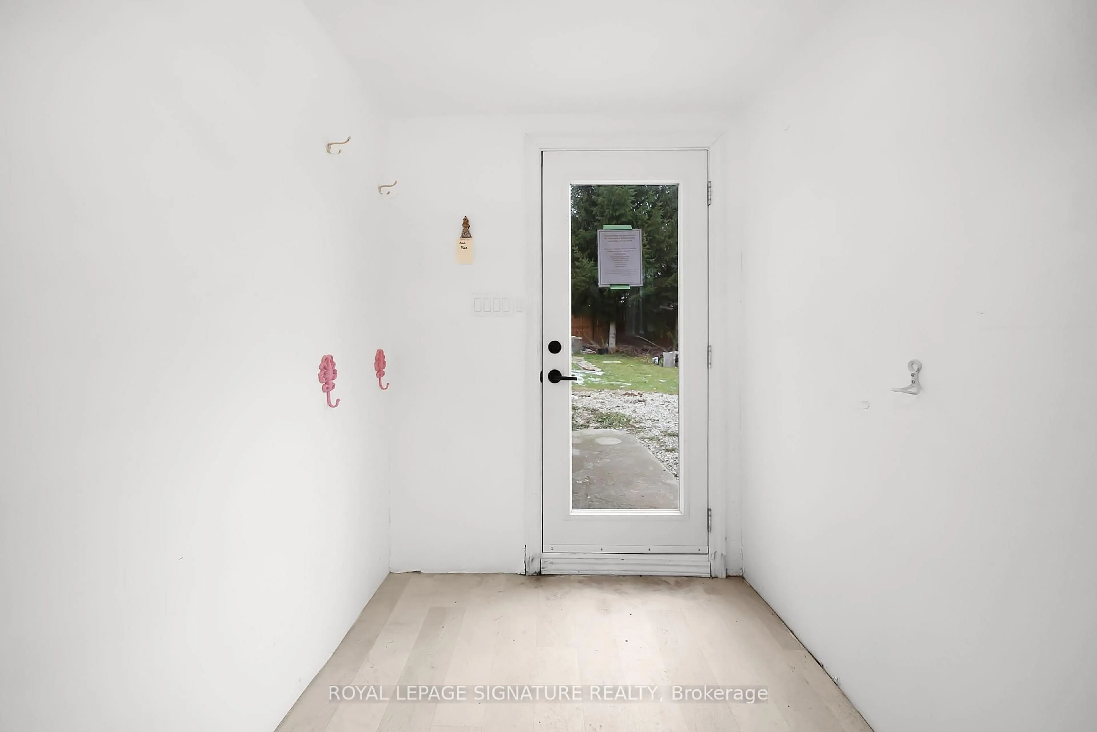 Indoor entryway for 20 Sandell St, Collingwood Ontario L9Y 3Z1