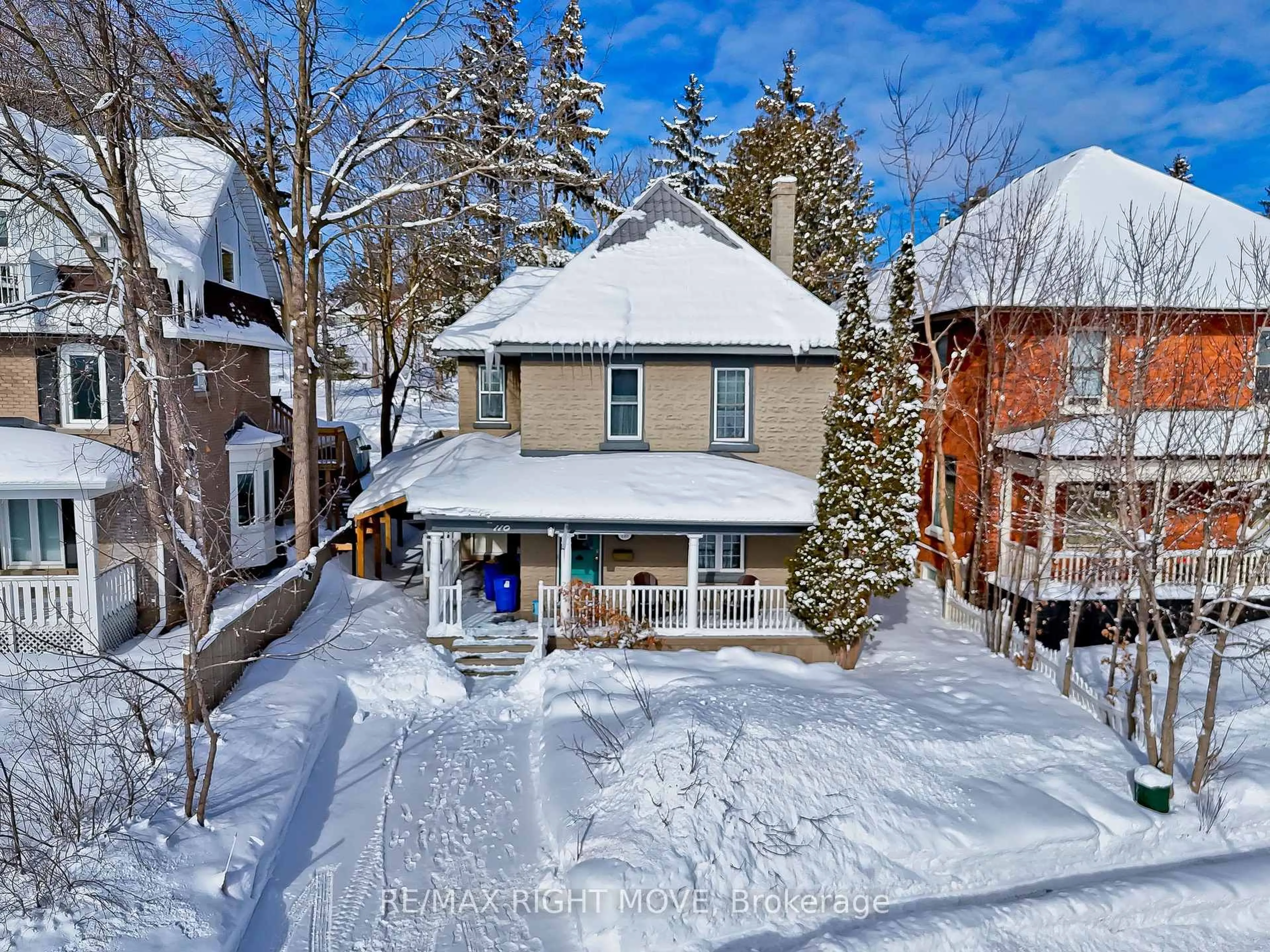 A pic from outside/outdoor area/front of a property/back of a property/a pic from drone, street for 110 Mary St, Orillia Ontario L3V 3E2