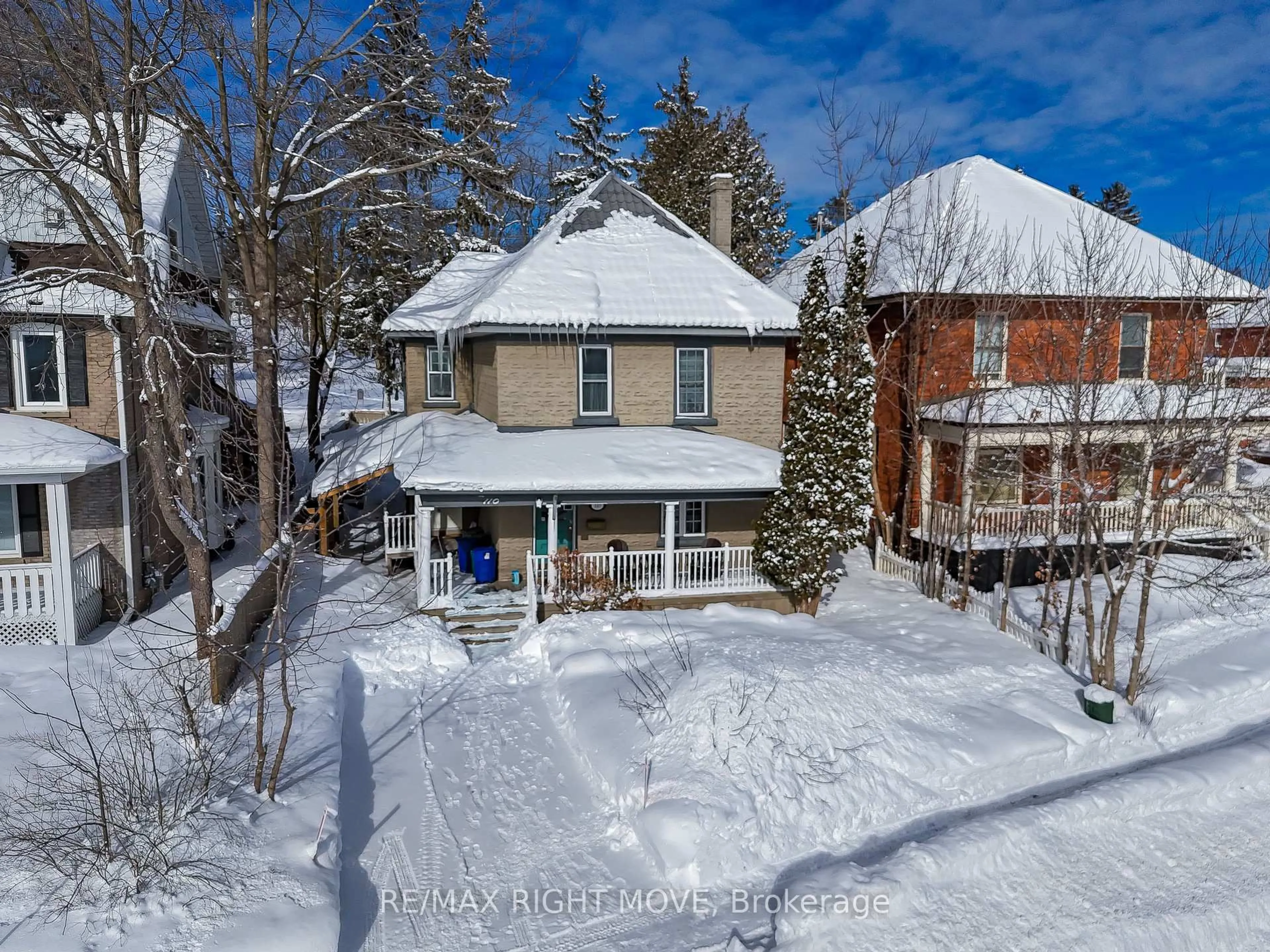 A pic from outside/outdoor area/front of a property/back of a property/a pic from drone, street for 110 Mary St, Orillia Ontario L3V 3E2