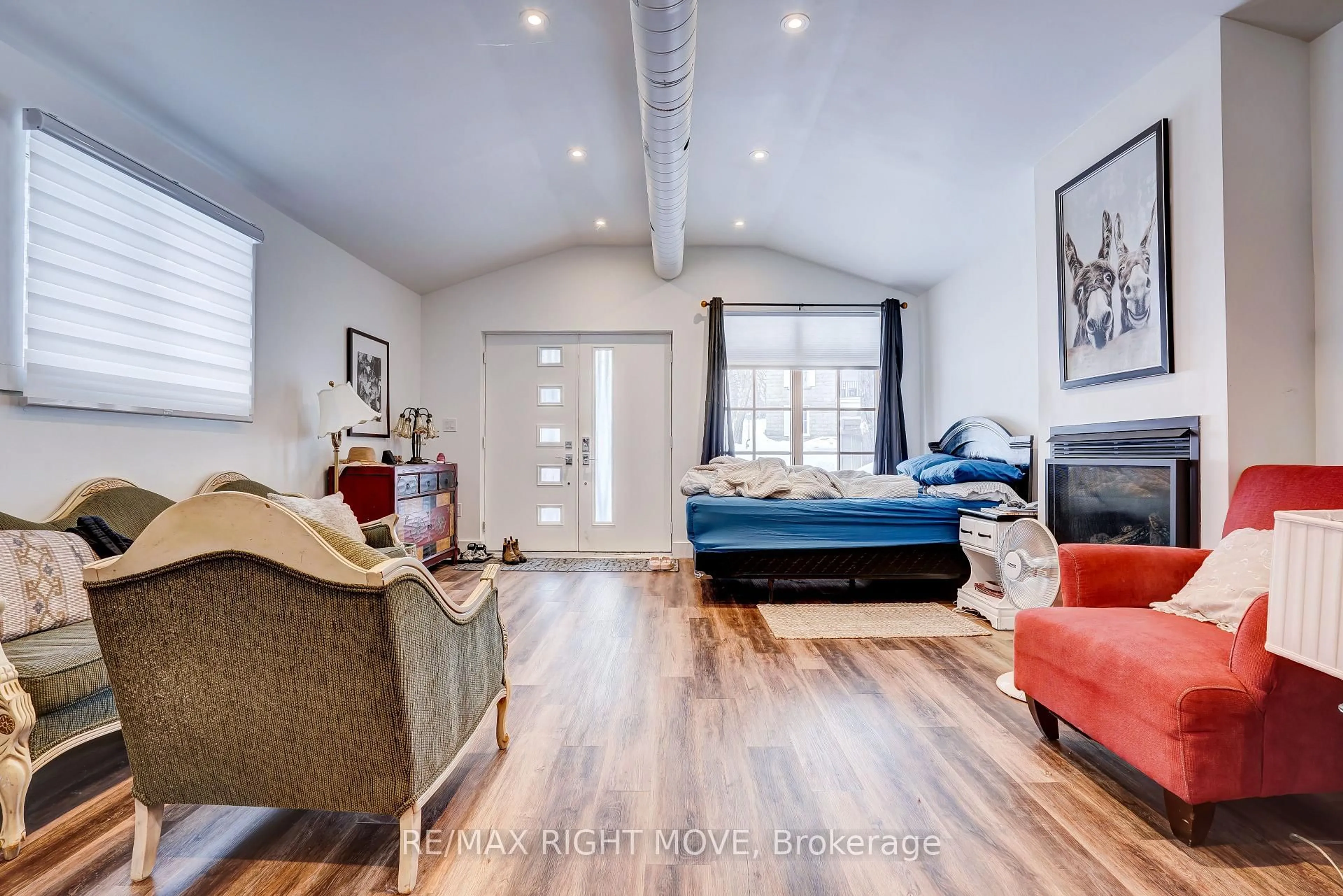 Living room with furniture, wood/laminate floor for 110 Mary St, Orillia Ontario L3V 3E2