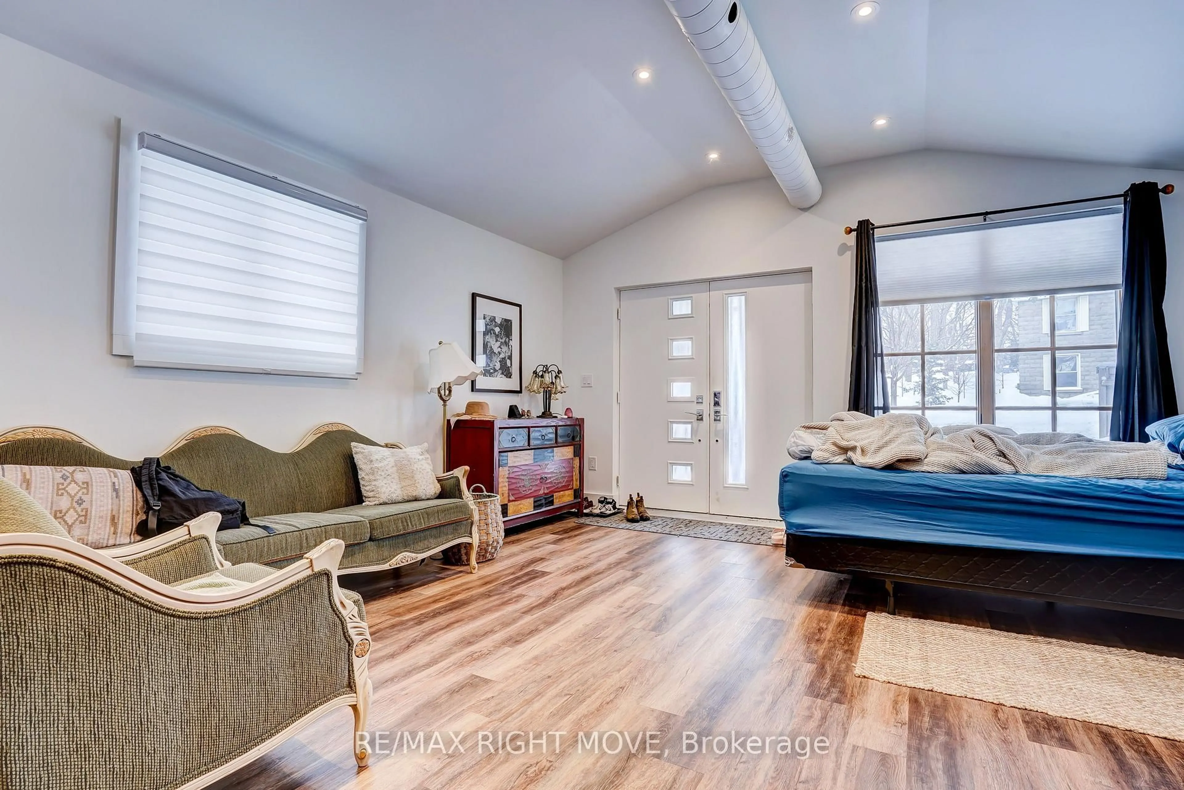 Living room with furniture, wood/laminate floor for 110 Mary St, Orillia Ontario L3V 3E2