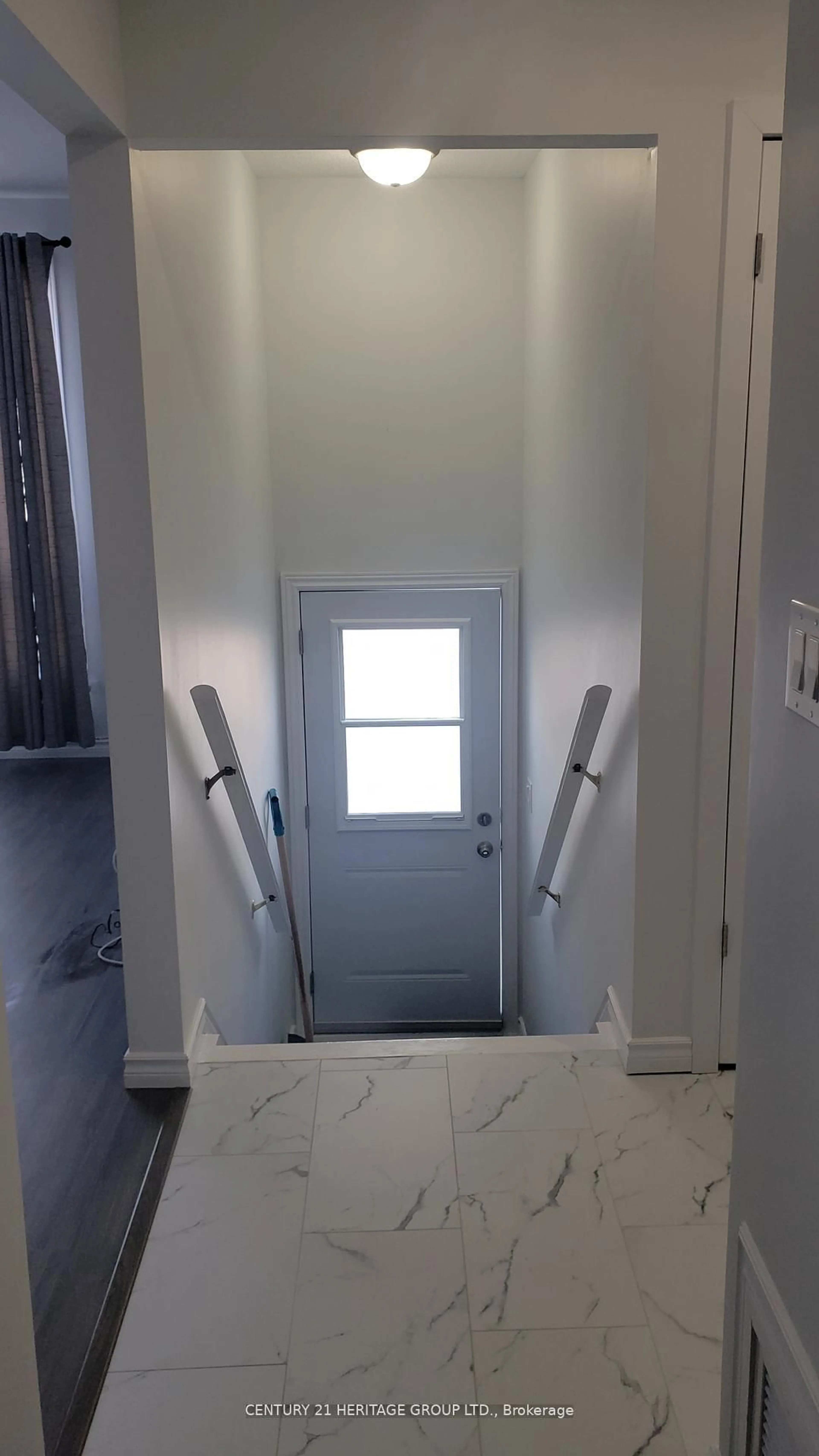Indoor entryway for 290 George St, Midland Ontario L4R 2W9
