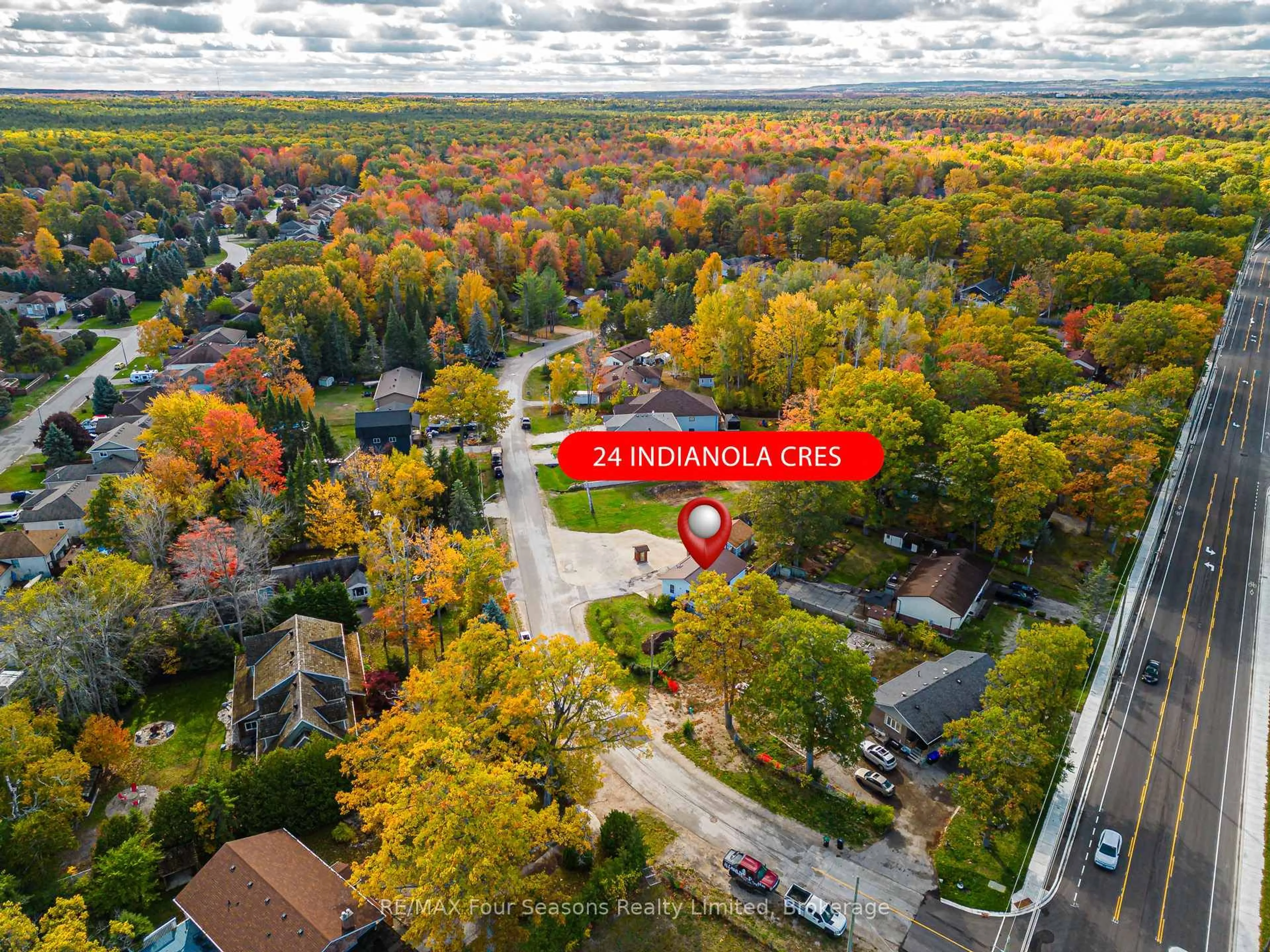 A pic from outside/outdoor area/front of a property/back of a property/a pic from drone, street for 24 Indianola Cres, Wasaga Beach Ontario L9Z 2W3