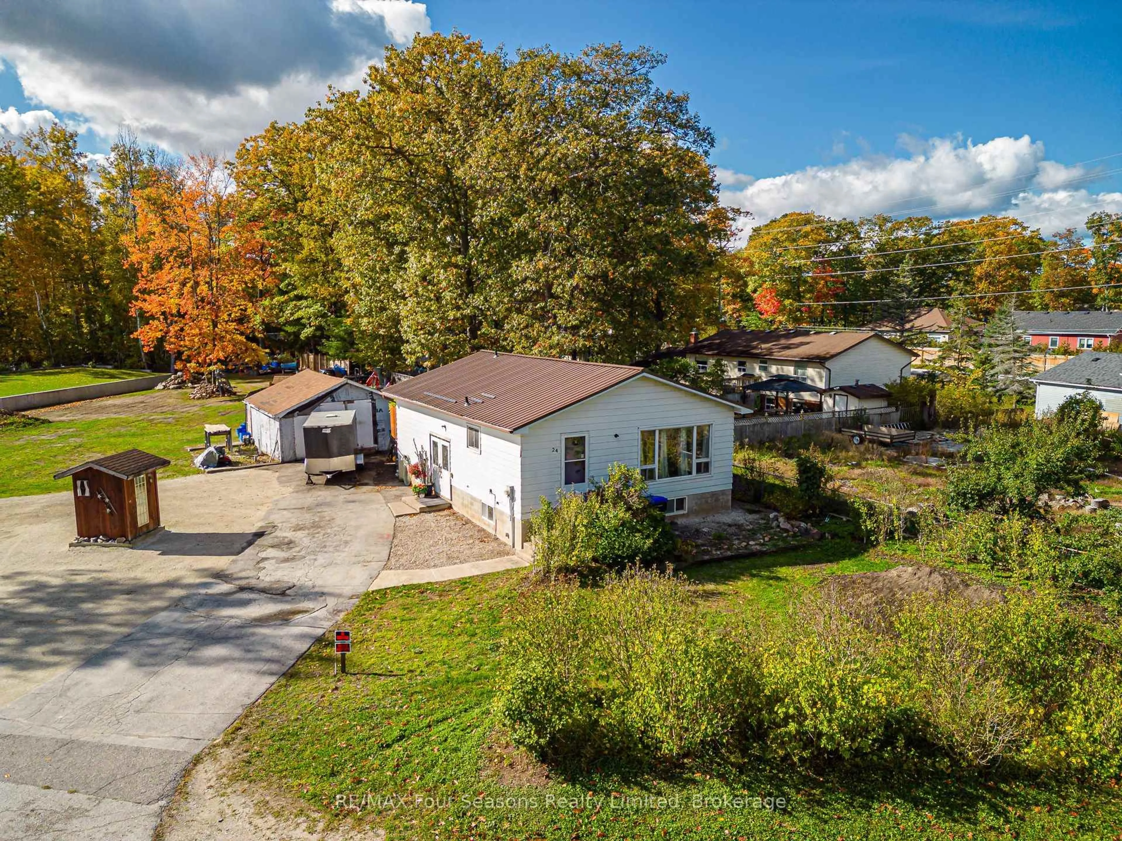 A pic from outside/outdoor area/front of a property/back of a property/a pic from drone, street for 24 Indianola Cres, Wasaga Beach Ontario L9Z 2W3
