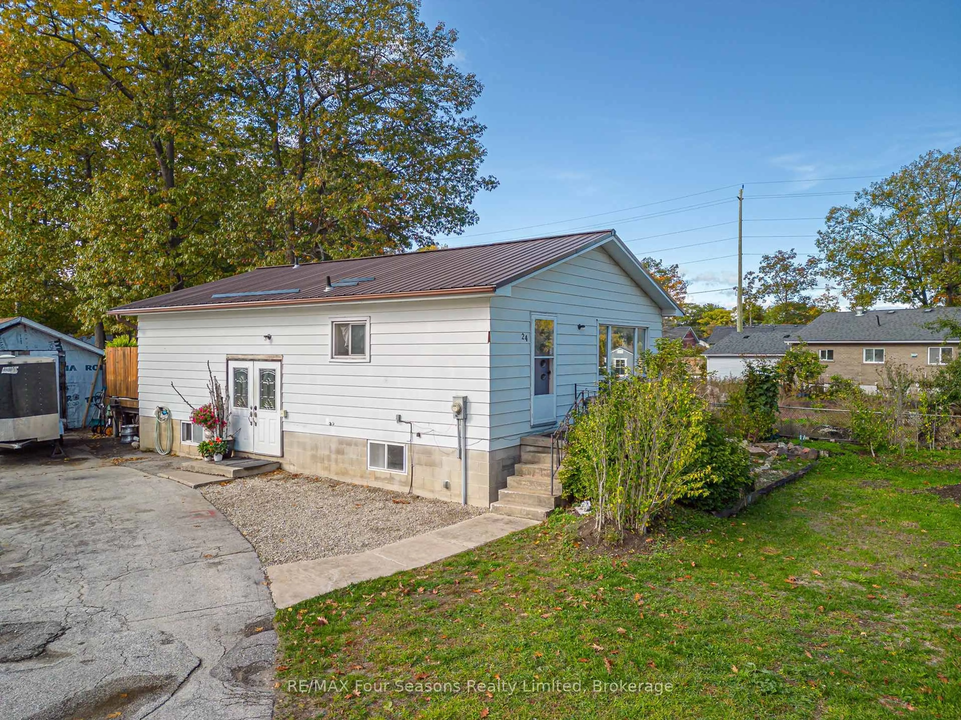 A pic from outside/outdoor area/front of a property/back of a property/a pic from drone, street for 24 Indianola Cres, Wasaga Beach Ontario L9Z 2W3