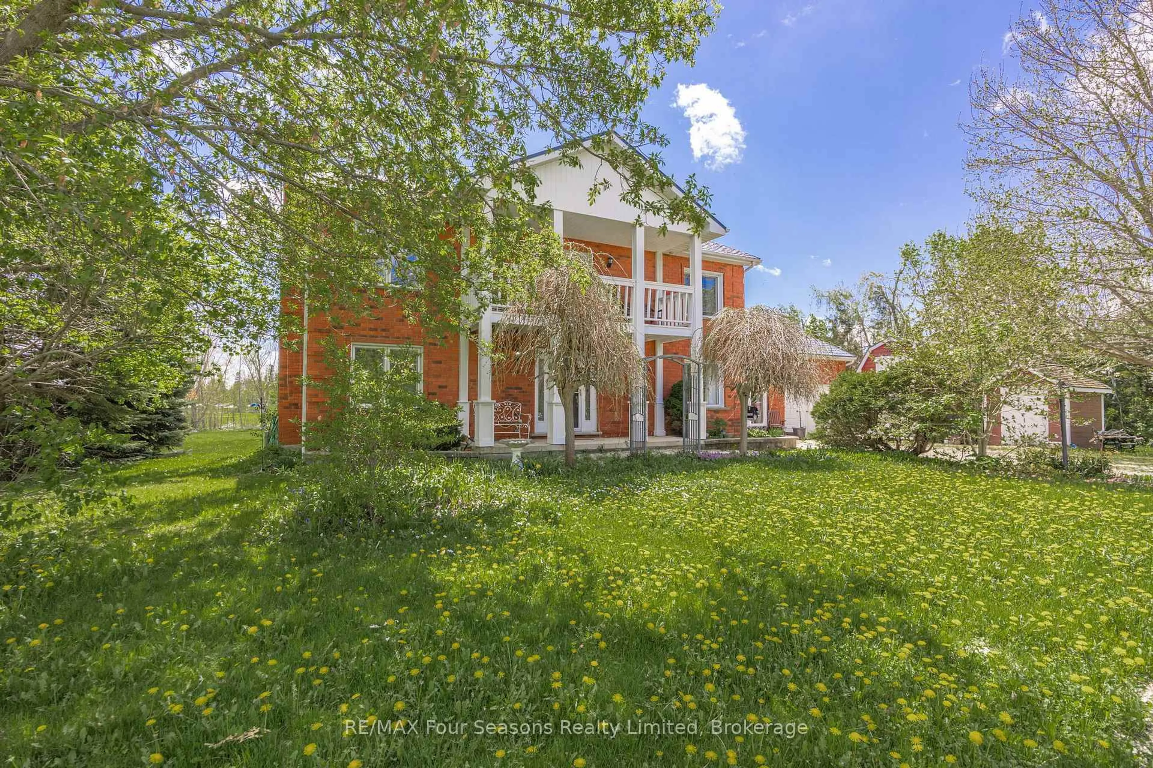 A pic from outside/outdoor area/front of a property/back of a property/a pic from drone, building for 3 Sydenham Tr, Clearview Ontario L0M 1H0