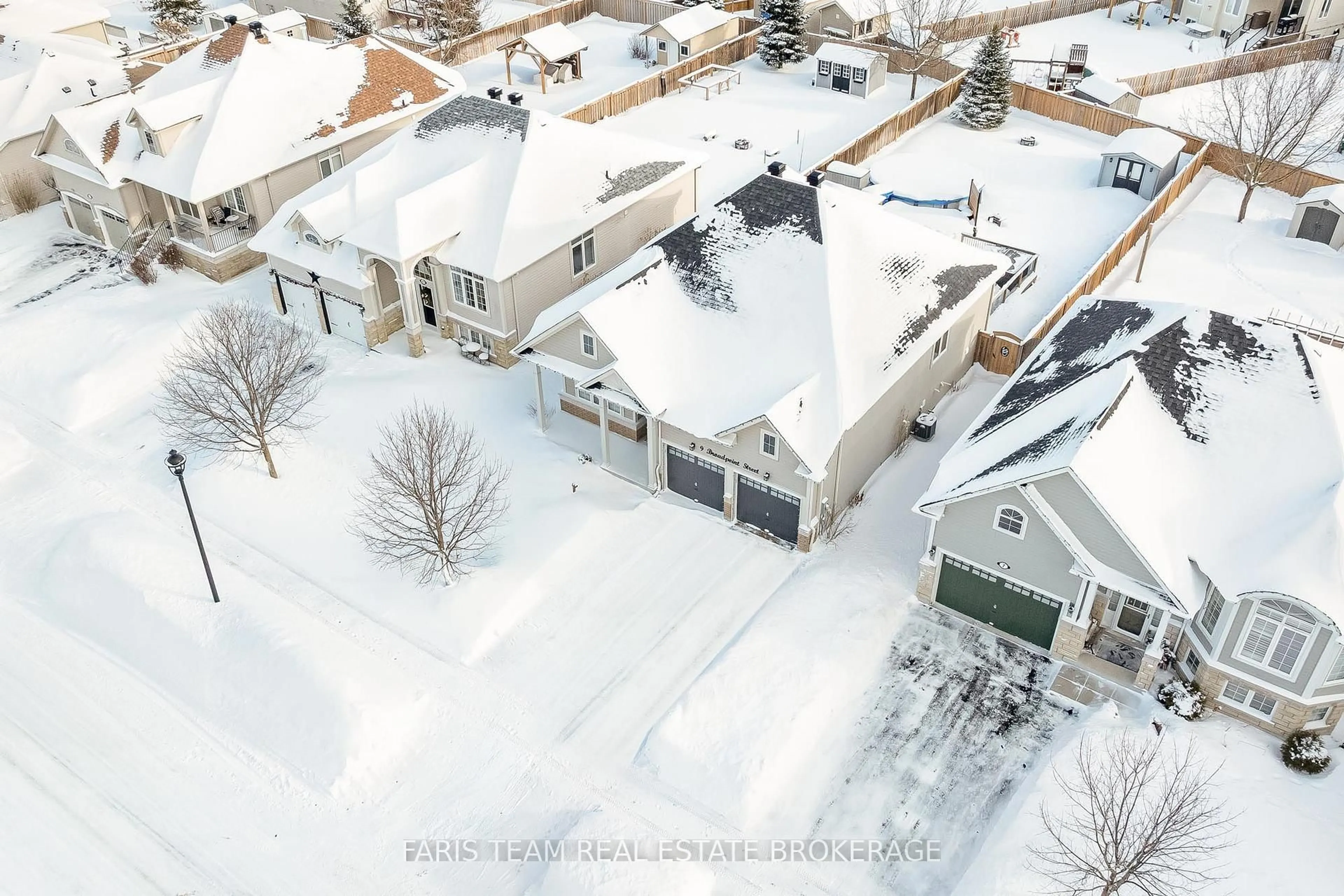 A pic from outside/outdoor area/front of a property/back of a property/a pic from drone, street for 9 Broadpoint St, Wasaga Beach Ontario L9Z 3B8