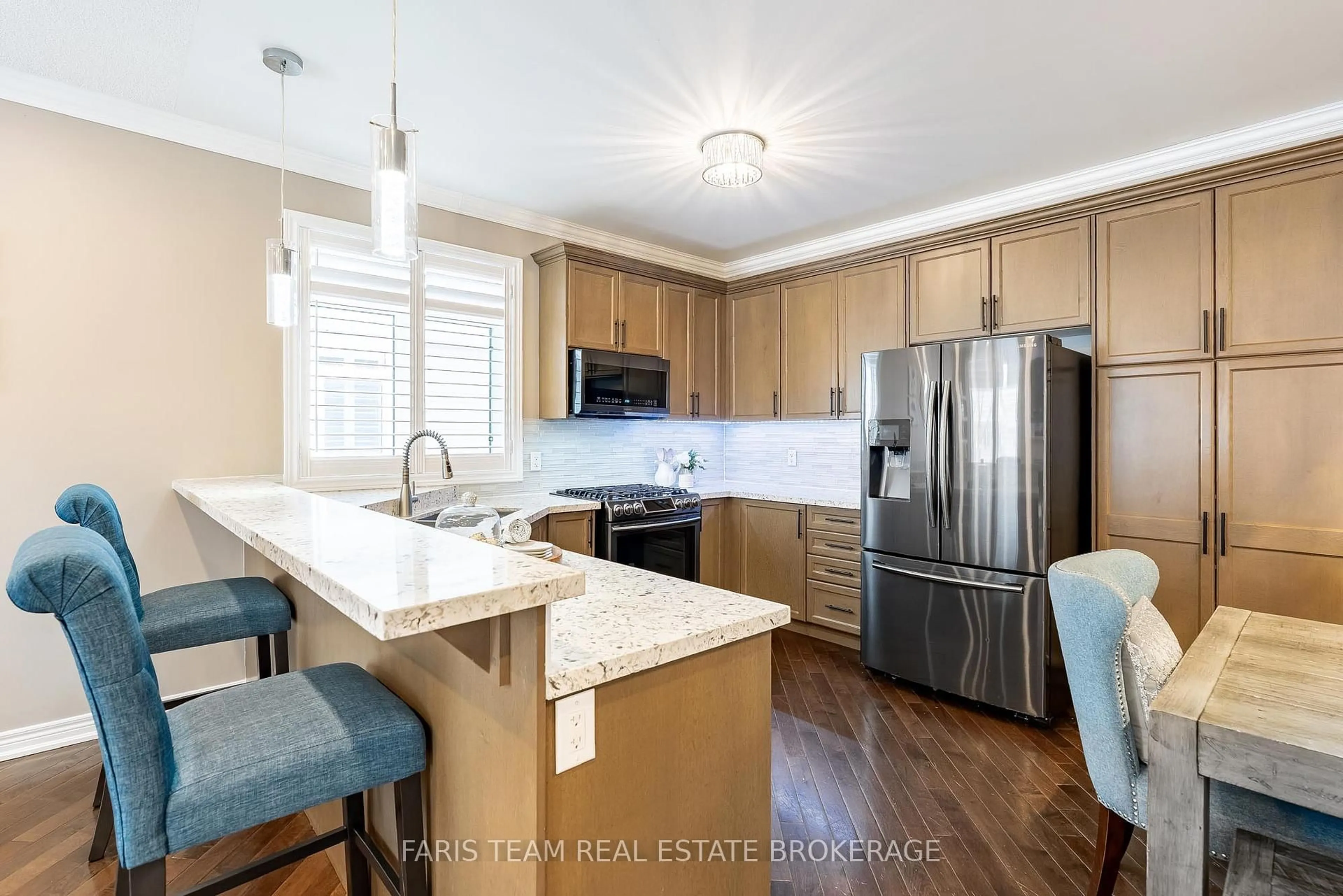 Open concept kitchen, unknown for 9 Broadpoint St, Wasaga Beach Ontario L9Z 3B8