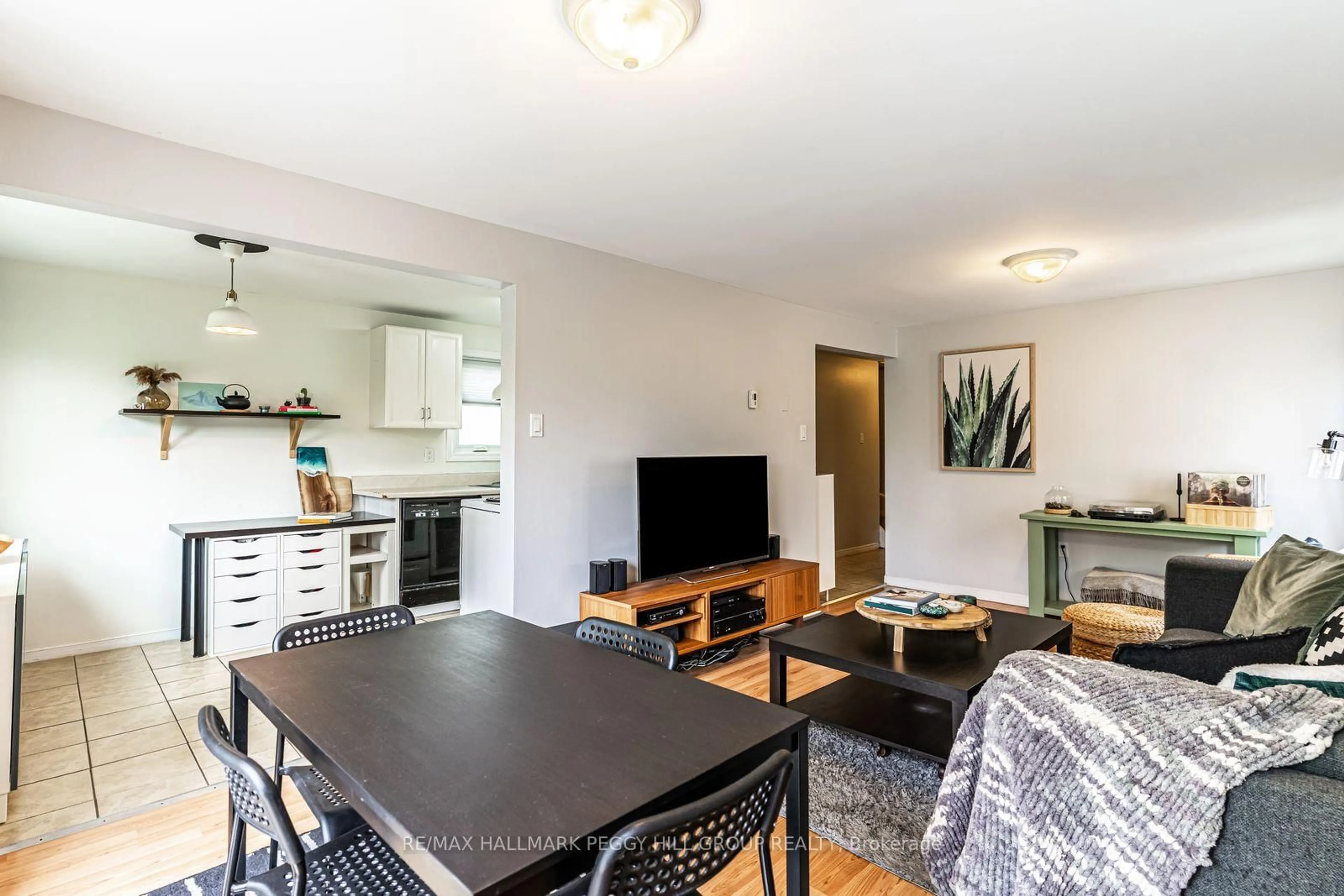 Living room with furniture, wood/laminate floor for 72 Maitland Dr, Barrie Ontario L4M 5V4