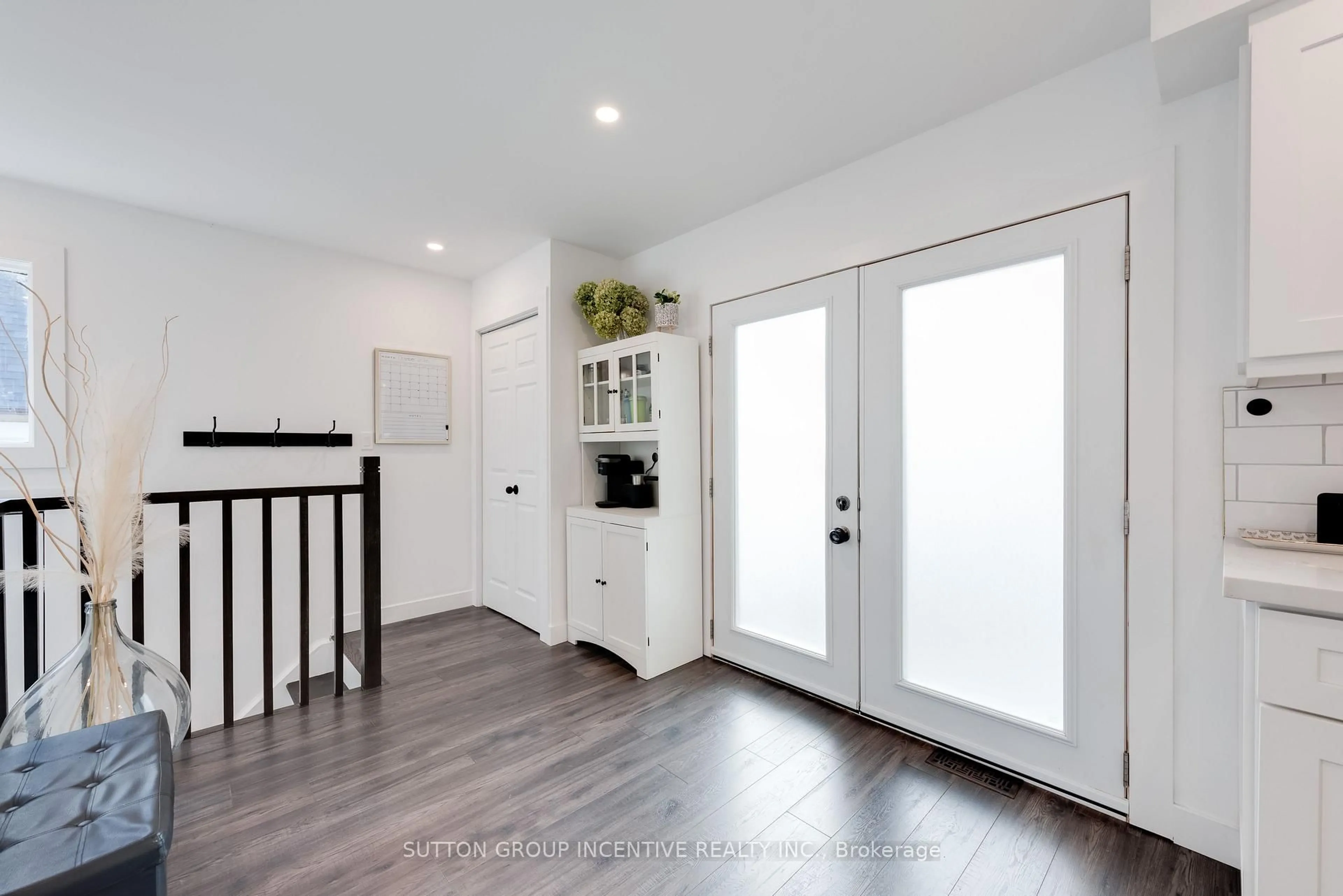 Indoor entryway for 87 Dunlop St, Orillia Ontario L3V 5P3
