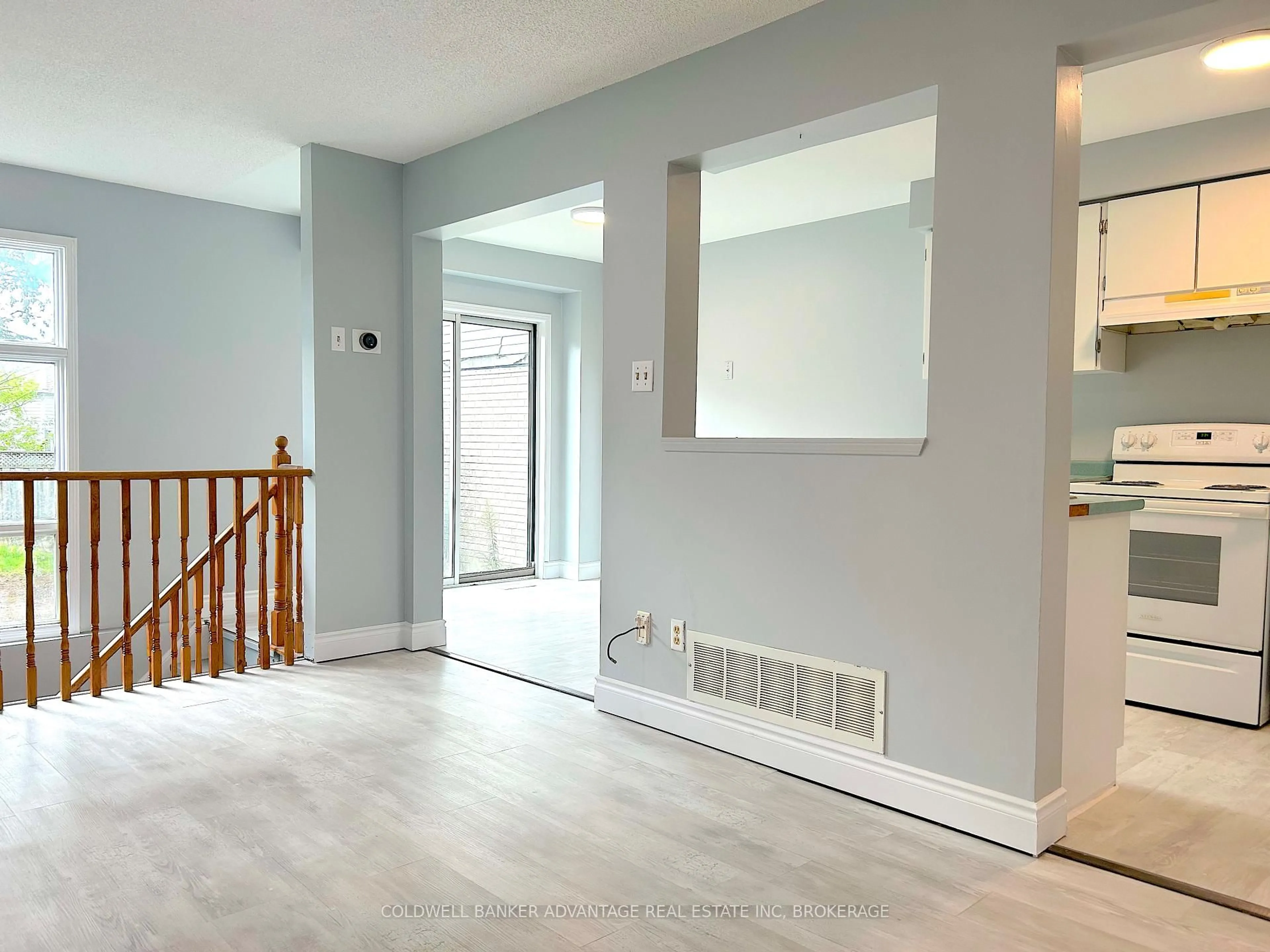 Indoor entryway for 16 Cunningham Dr, Barrie Ontario L4N 8L3