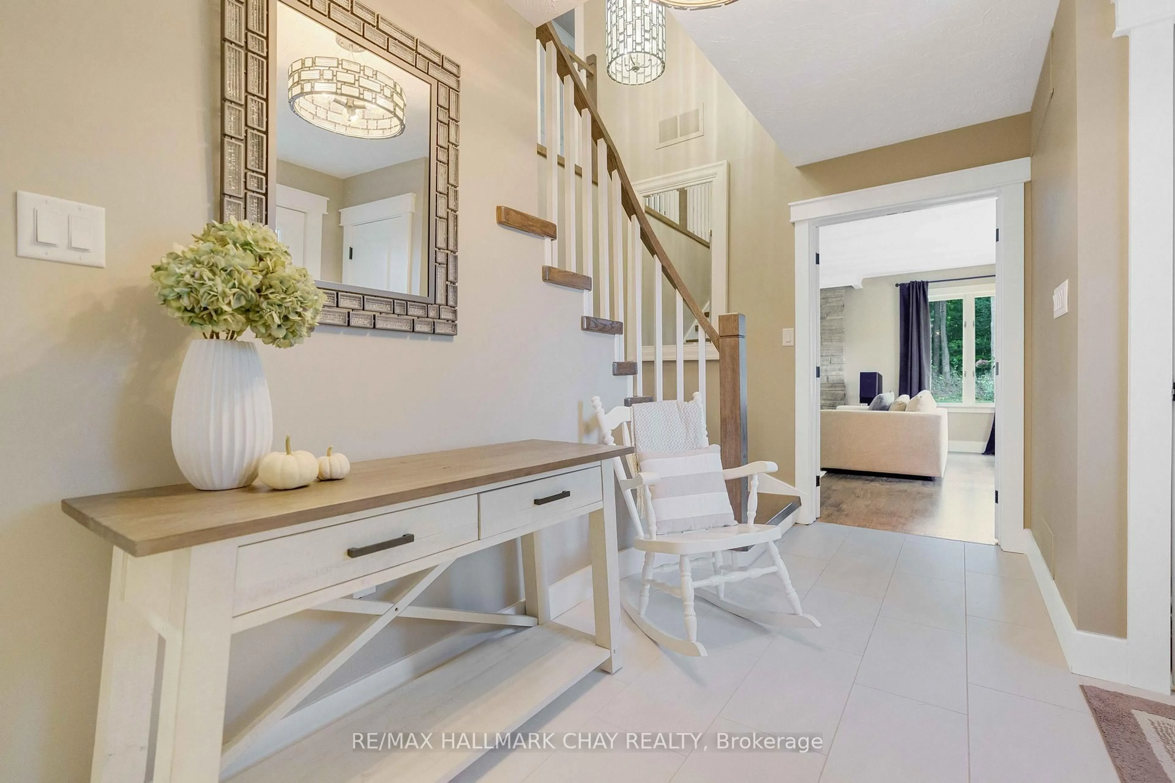 Indoor entryway for 11 Park Tr, Springwater Ontario L9X 0L3