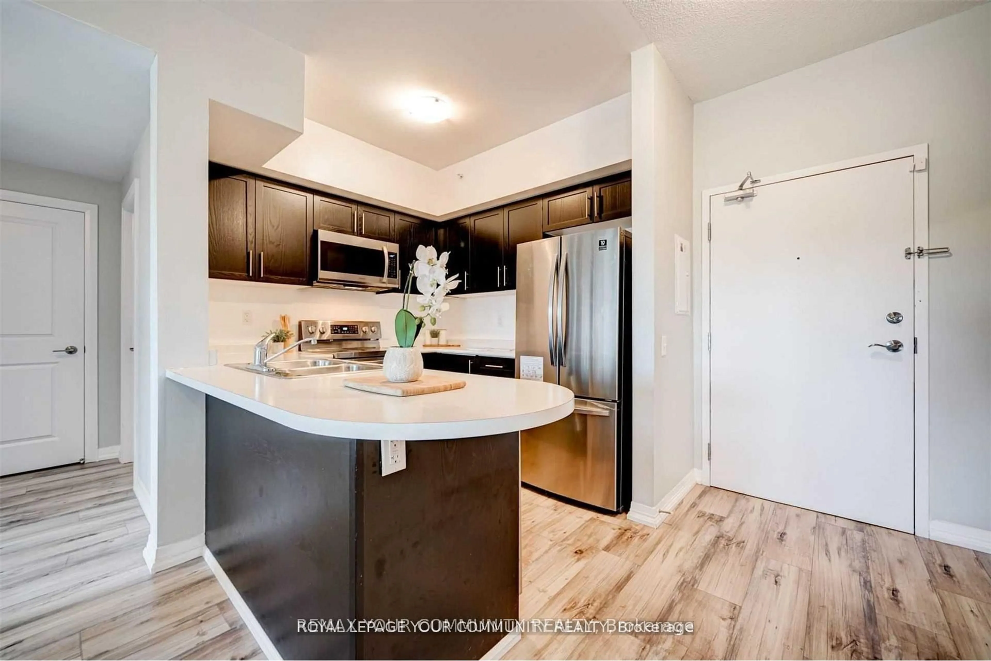Open concept kitchen, unknown for 295 Cundles Rd #304, Barrie Ontario L4E 1A2