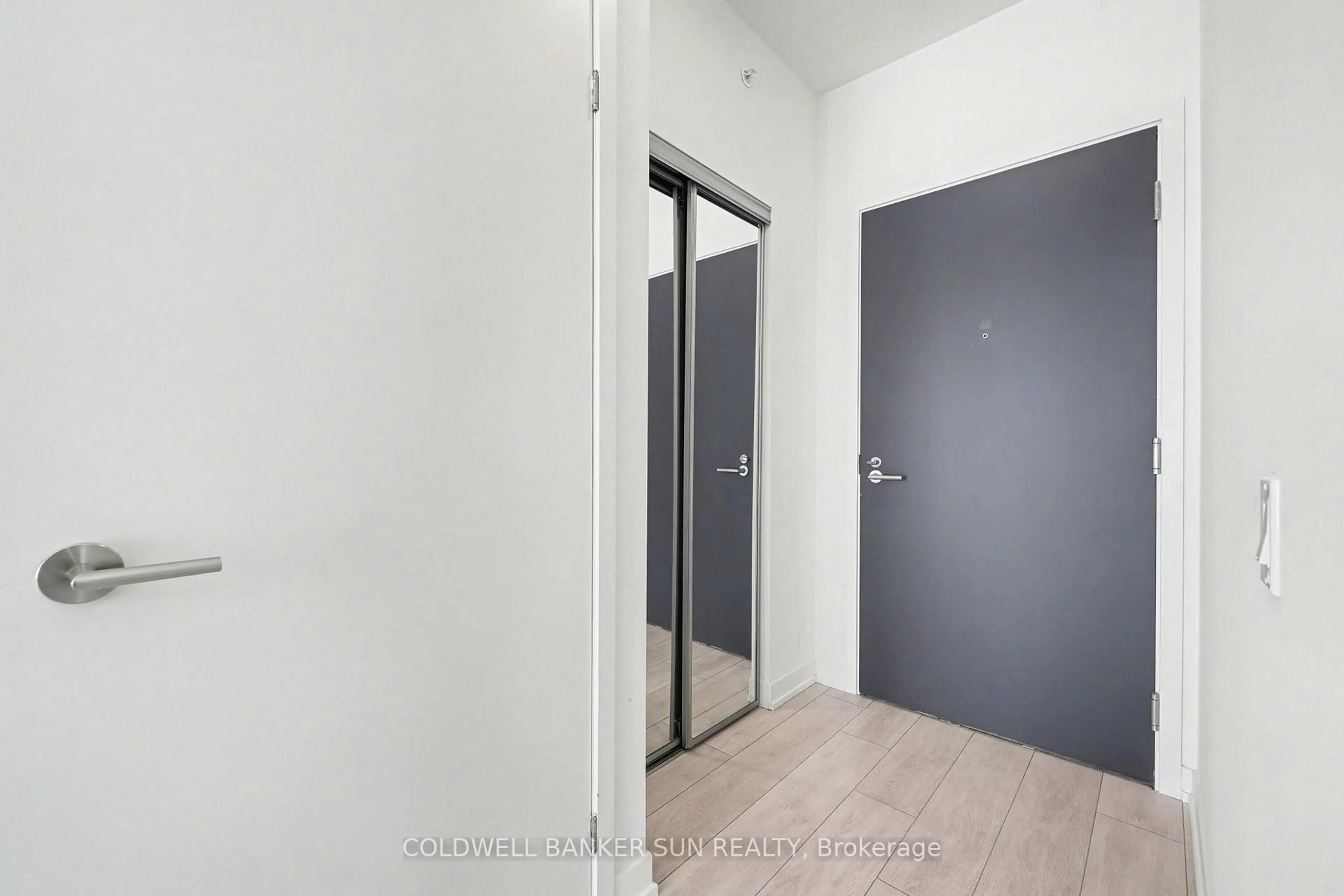 Indoor entryway for 39 Mary St #2009, Barrie Ontario L4N 1S9