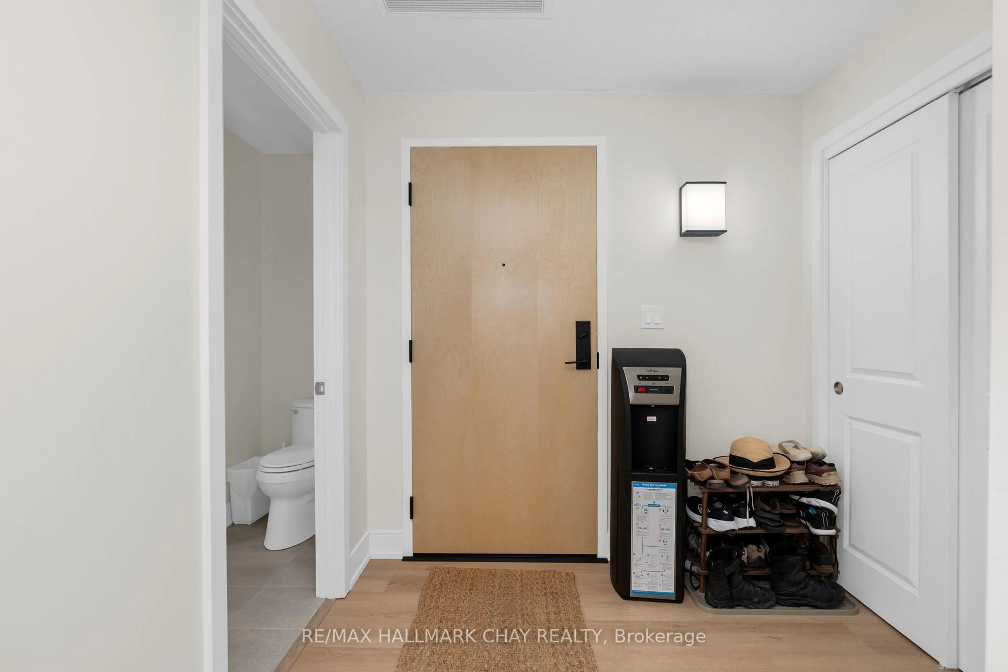 Indoor entryway for 121 Mary St #224, Clearview Ontario L0M 1G0