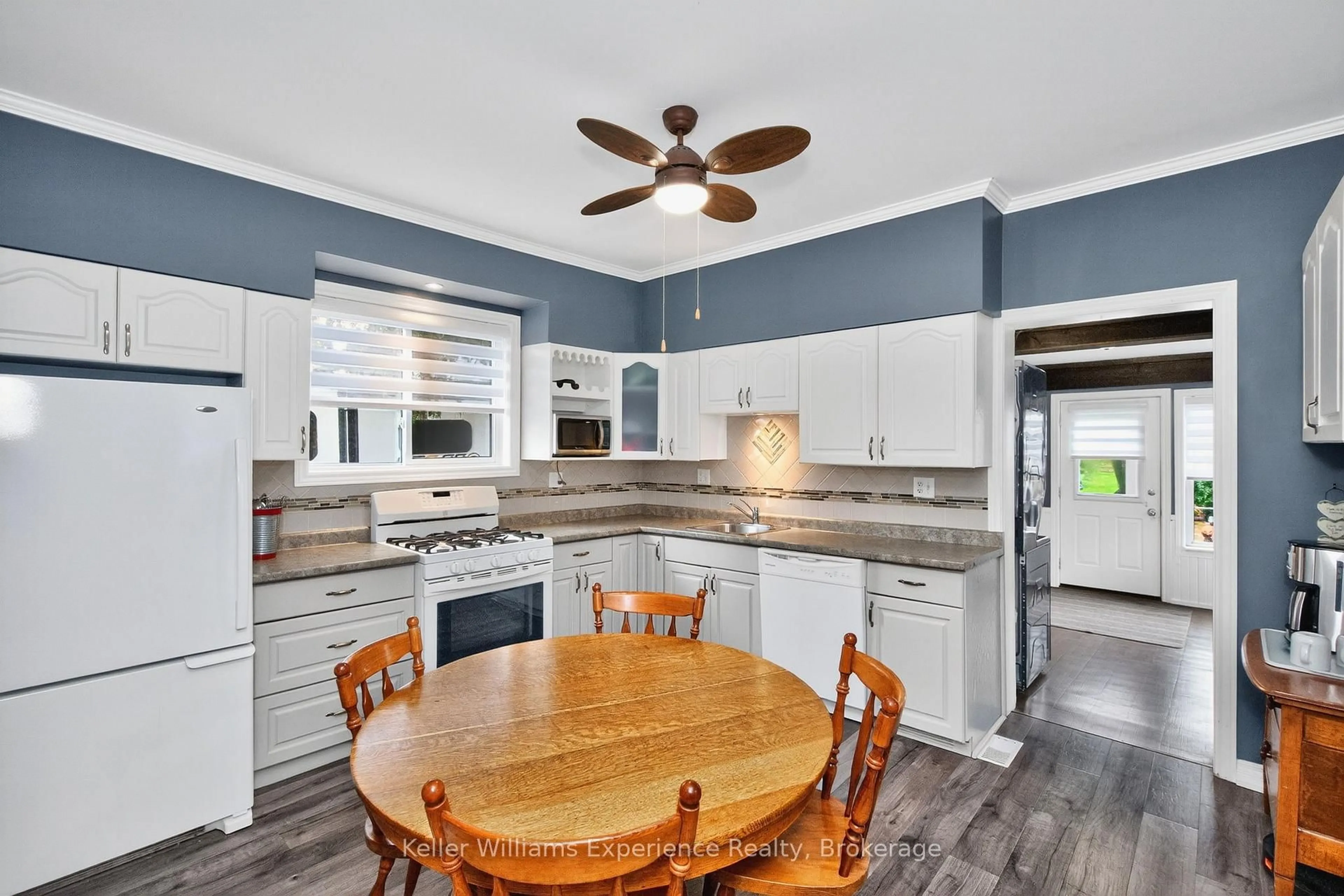 Open concept kitchen, ceramic/tile floor for 196 Fourth St, Midland Ontario L4R 3T4