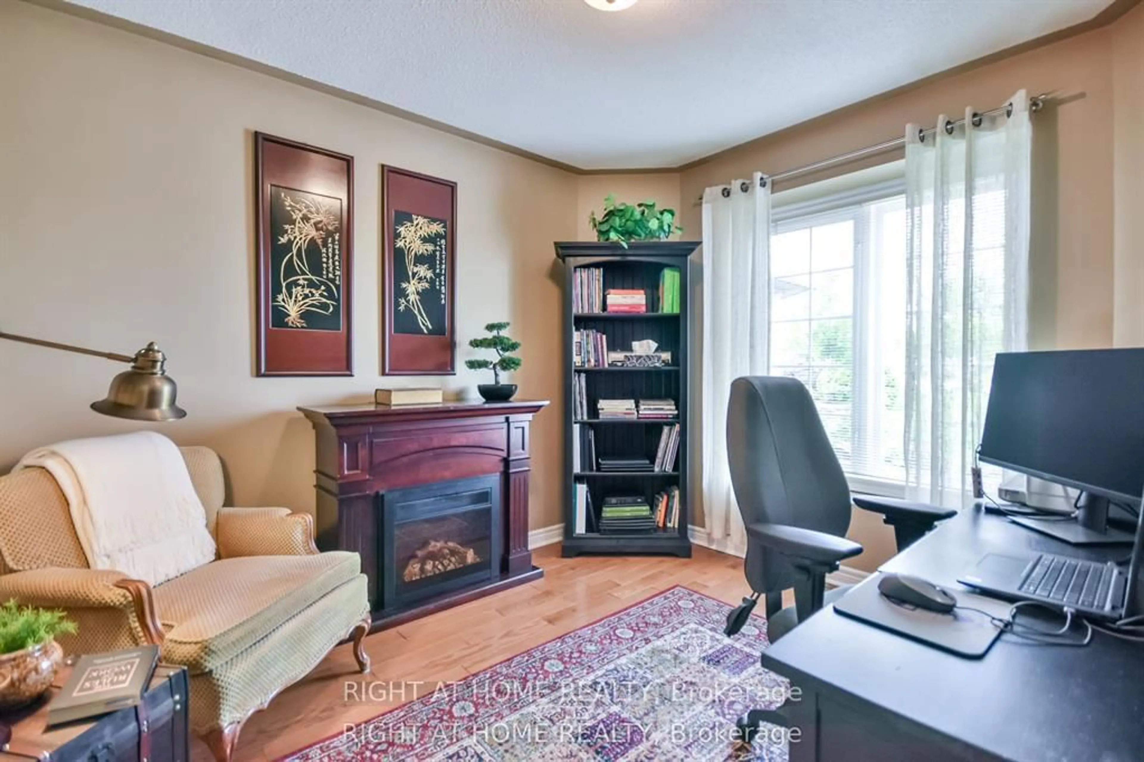 Living room with furniture, wood/laminate floor for 13 Couples Crt, Barrie Ontario L4M 6V5