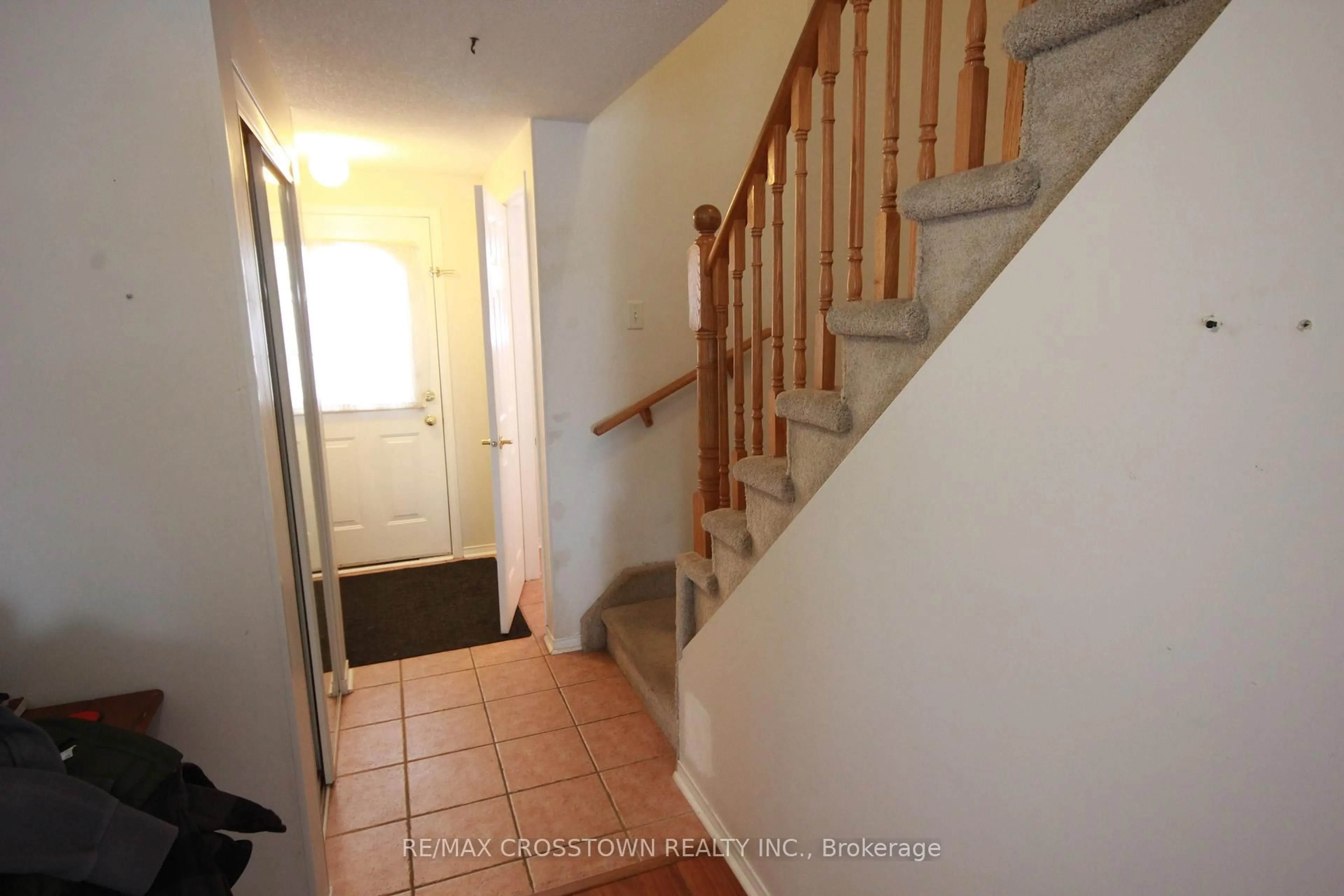 Indoor foyer for 157 Nathan Cres, Barrie Ontario L4N 0S6