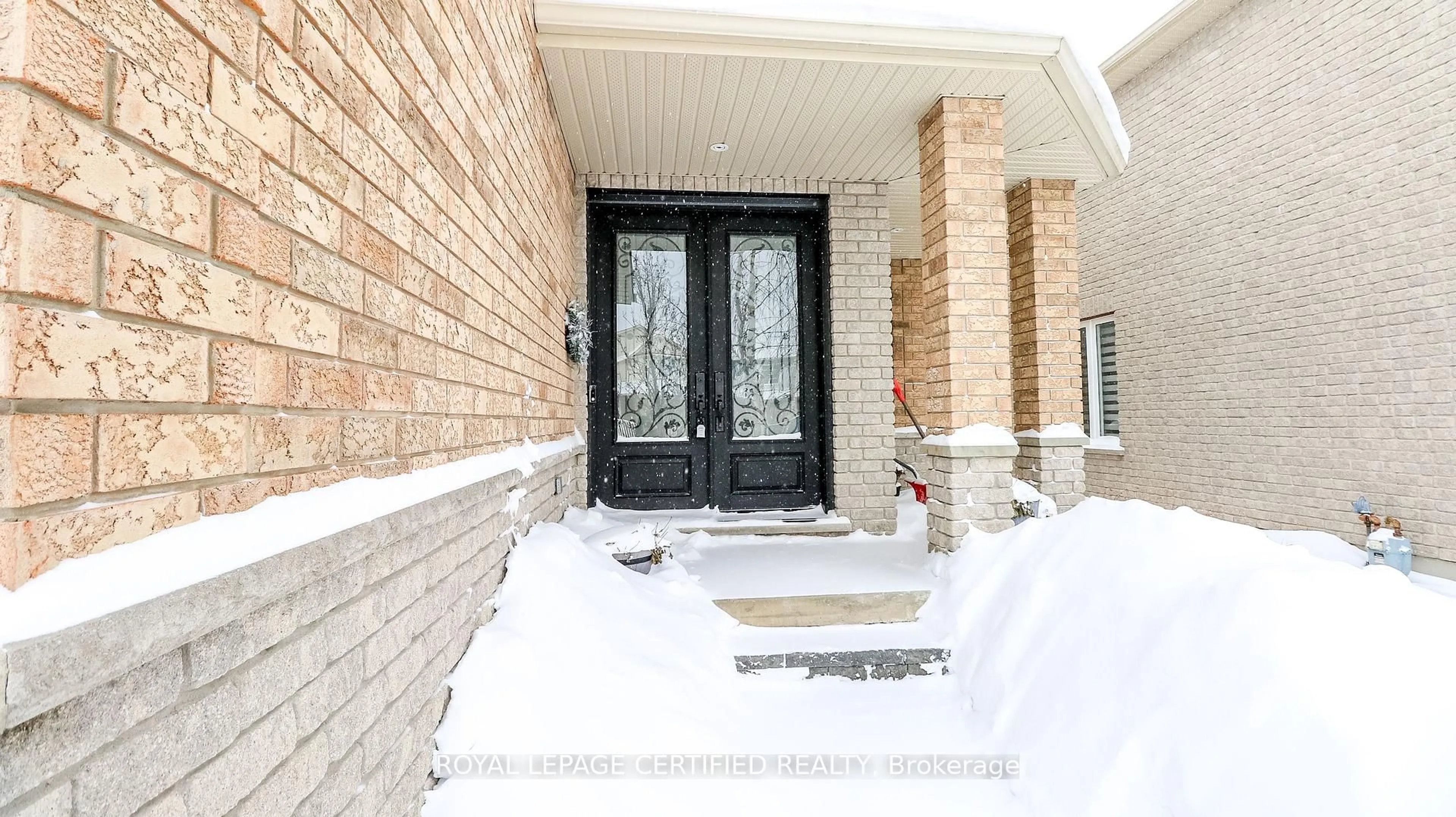 Indoor entryway for 79 Sovereign's Gate, Barrie Ontario L4N 0Y9