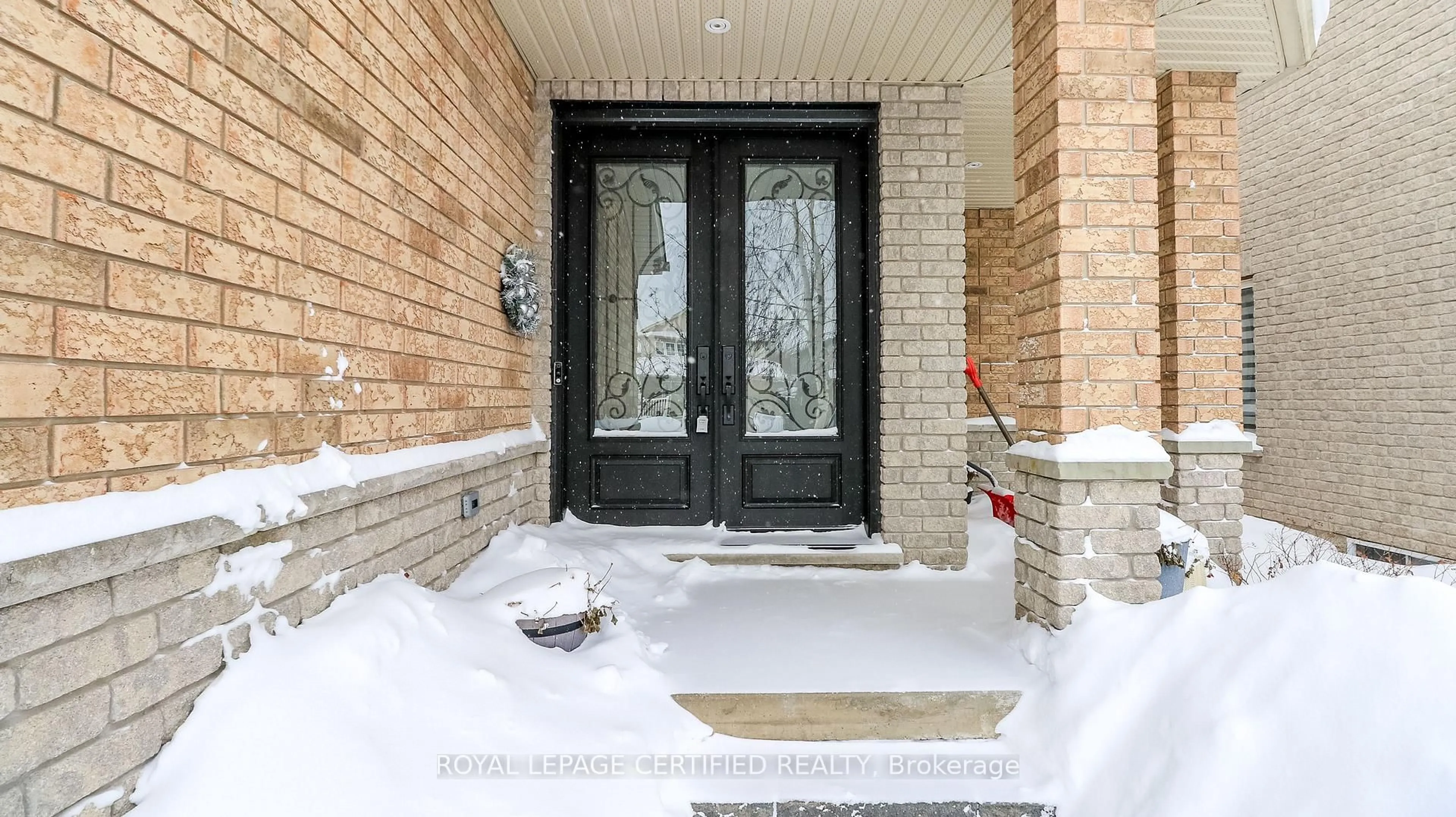 Indoor entryway for 79 Sovereign's Gate, Barrie Ontario L4N 0Y9