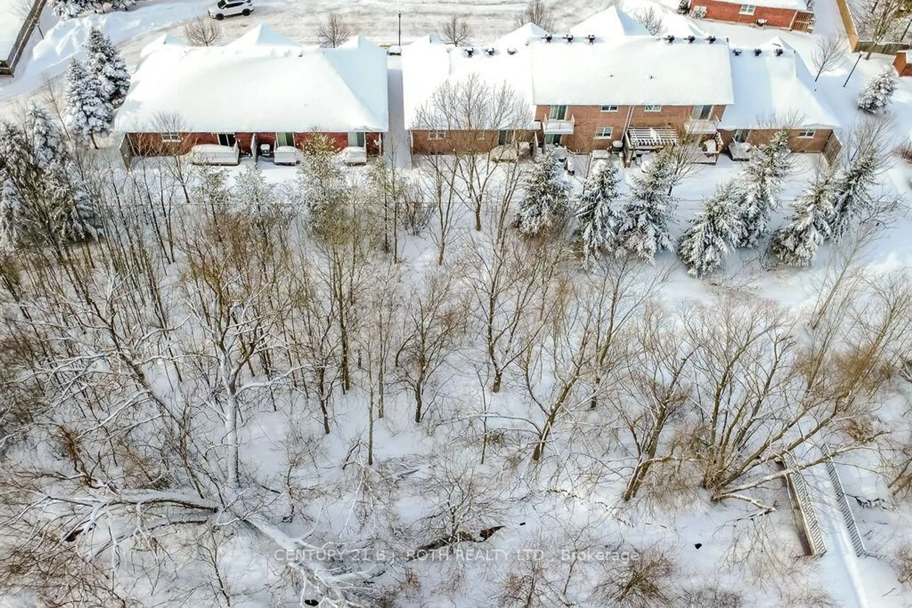 A pic from outside/outdoor area/front of a property/back of a property/a pic from drone, unknown for 318 LITTLE Ave #25, Barrie Ontario L4N 2Z6