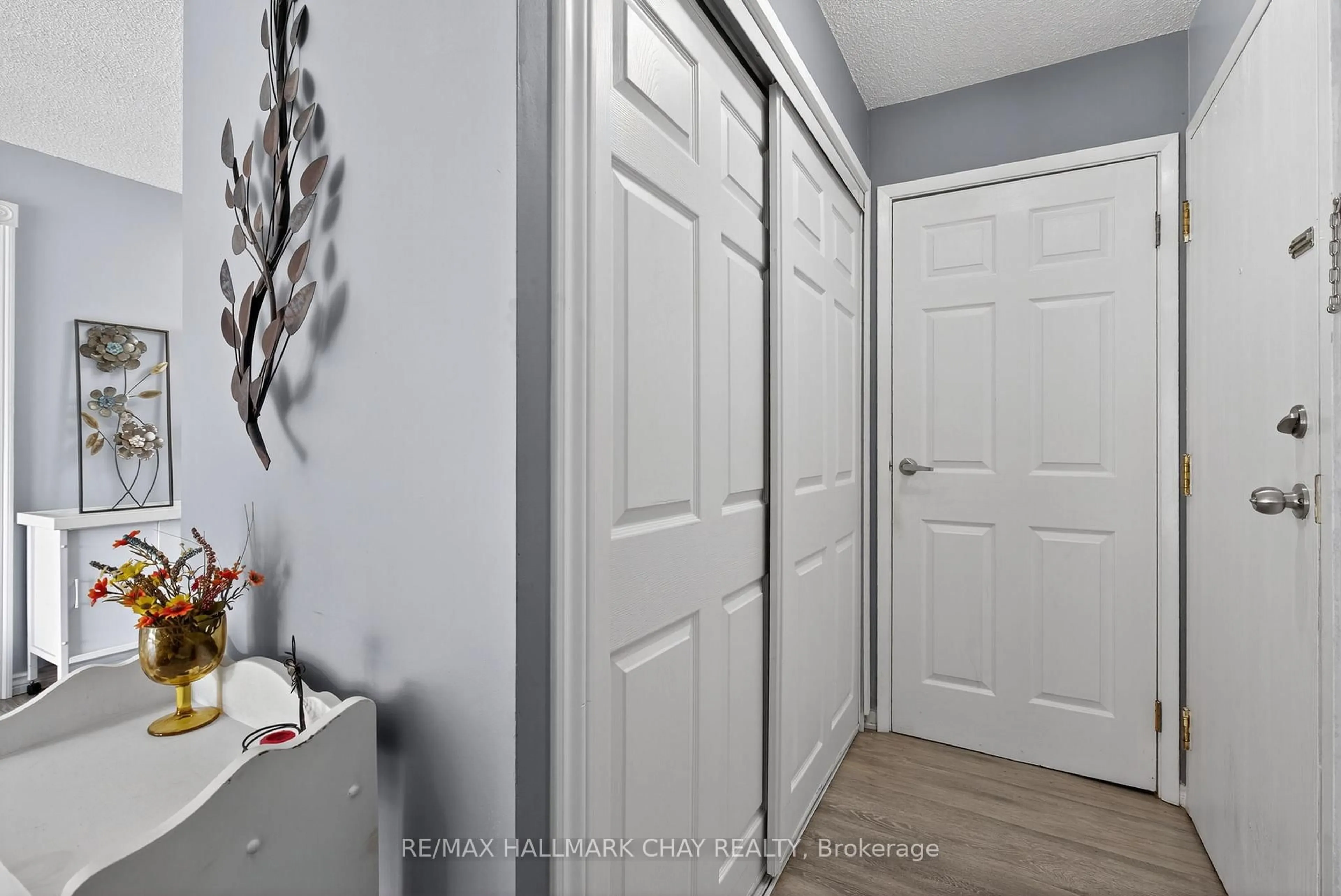 Indoor entryway for 179 Edgehill Dr #B4, Barrie Ontario L4N 1L9