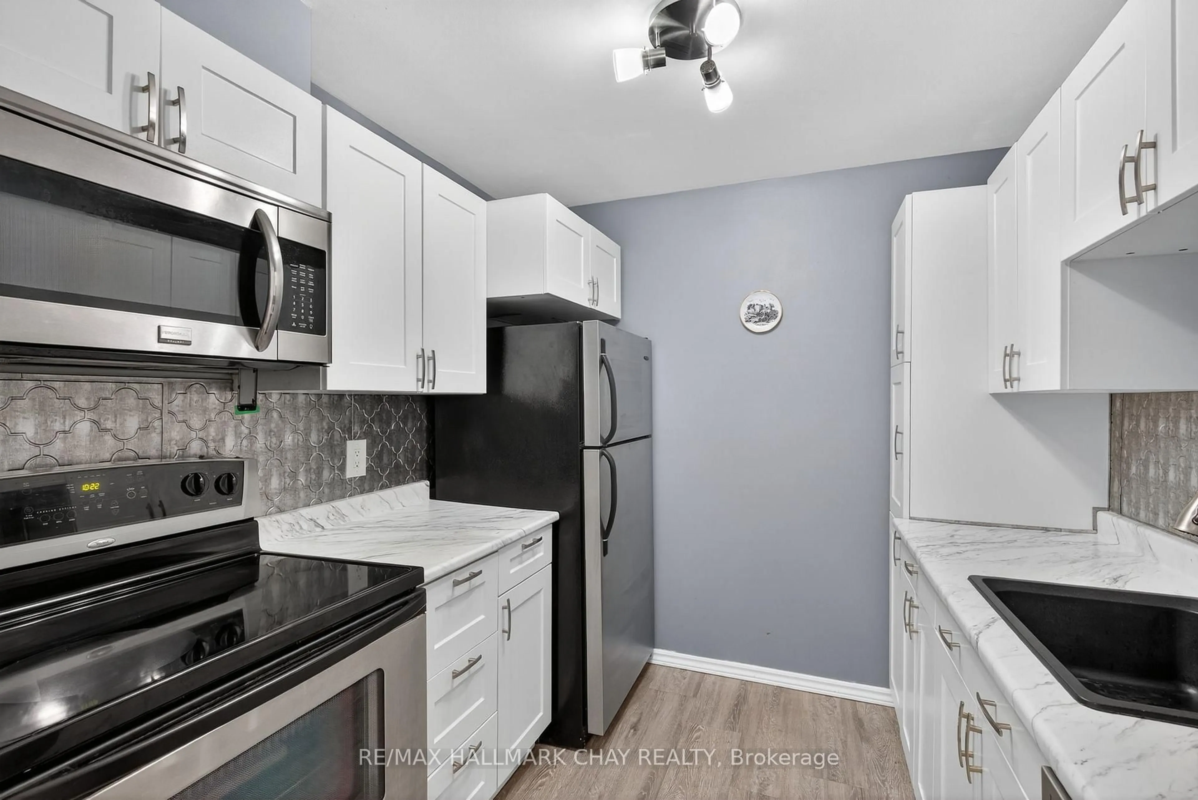 Standard kitchen, unknown for 179 Edgehill Dr #B4, Barrie Ontario L4N 1L9