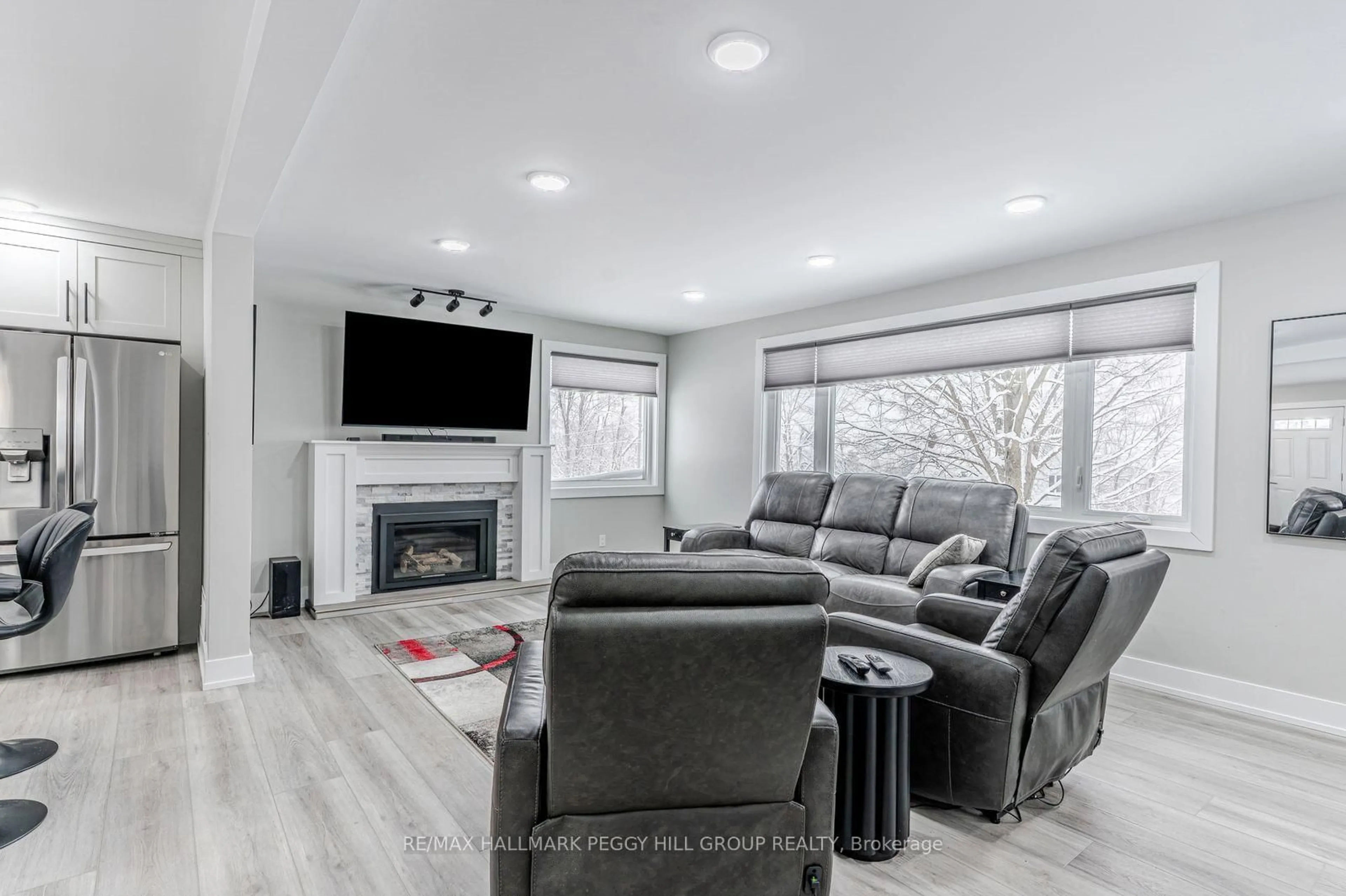 Living room with furniture, unknown for 106 Brant St, Orillia Ontario L3V 3P1