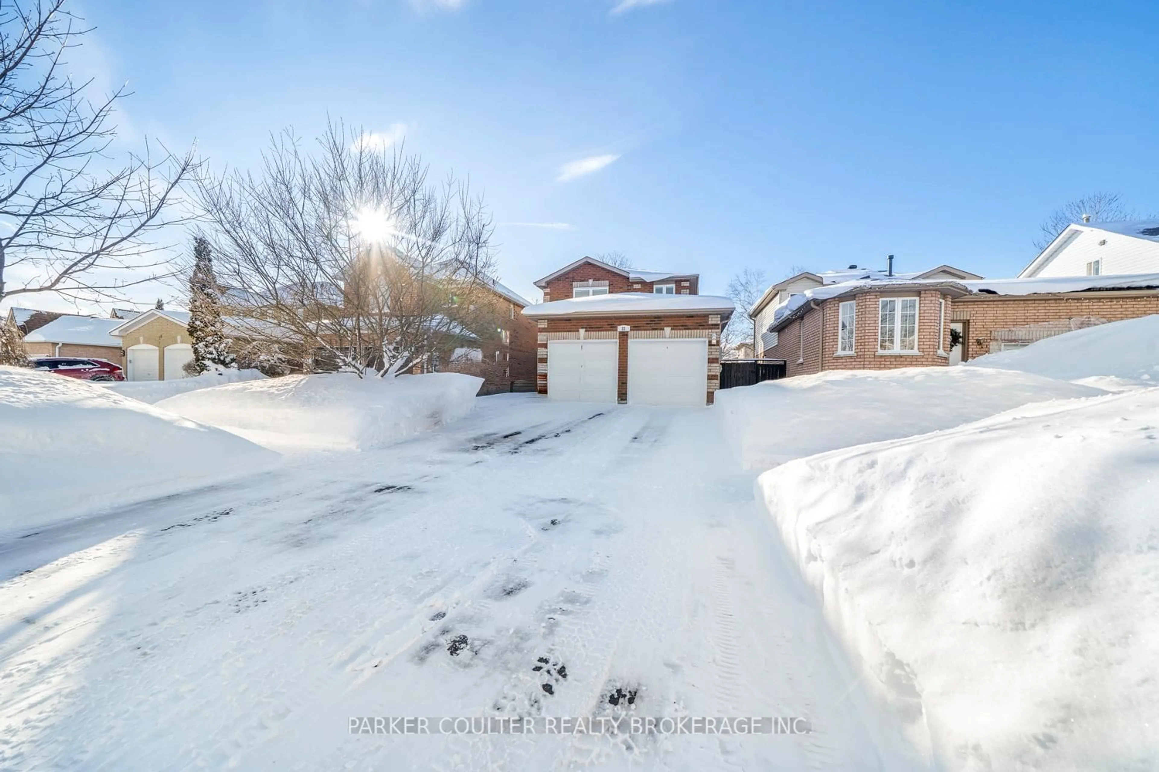 A pic from outside/outdoor area/front of a property/back of a property/a pic from drone, street for 22 Twiss Dr, Barrie Ontario L4N 8P3