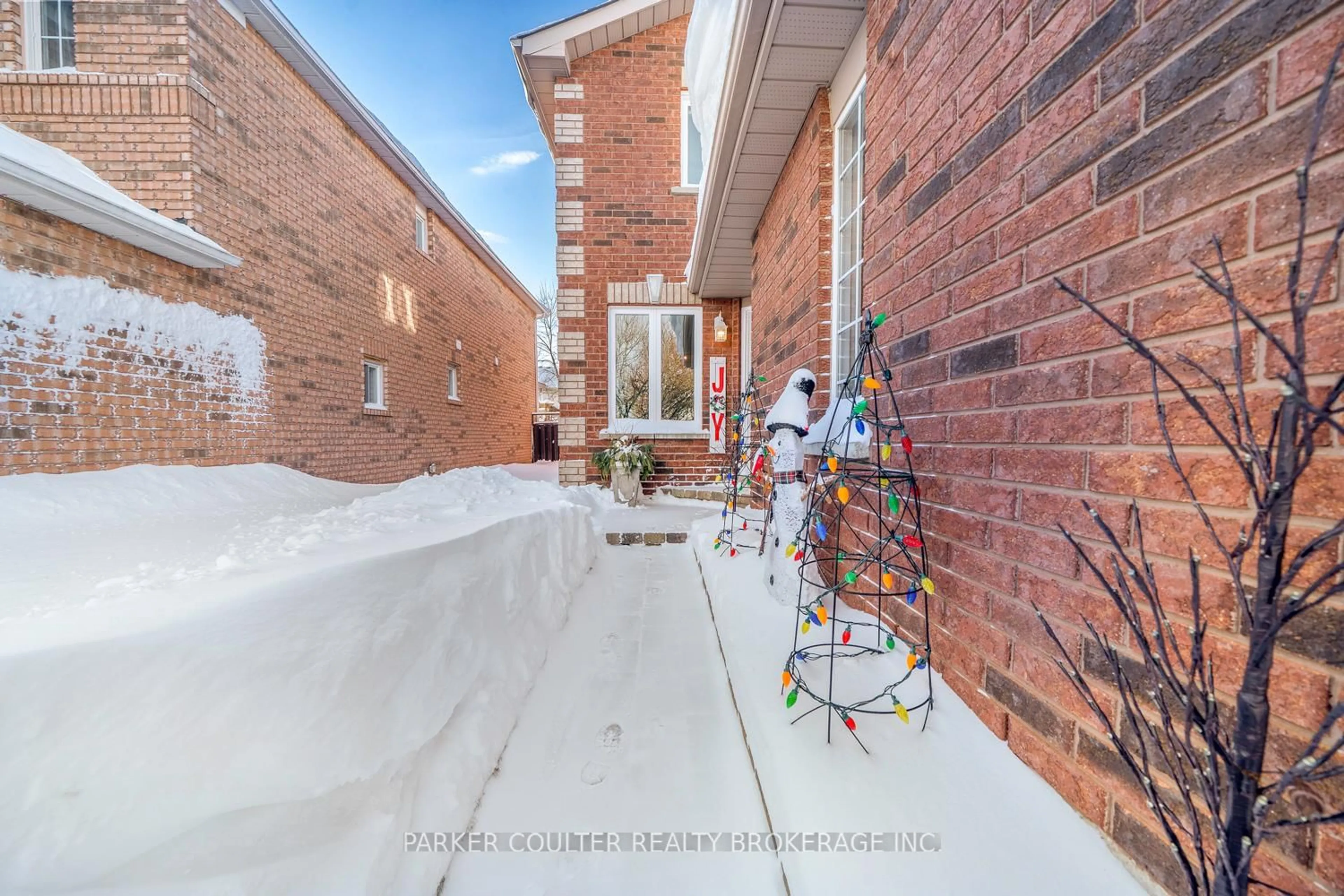 Patio, street for 22 Twiss Dr, Barrie Ontario L4N 8P3