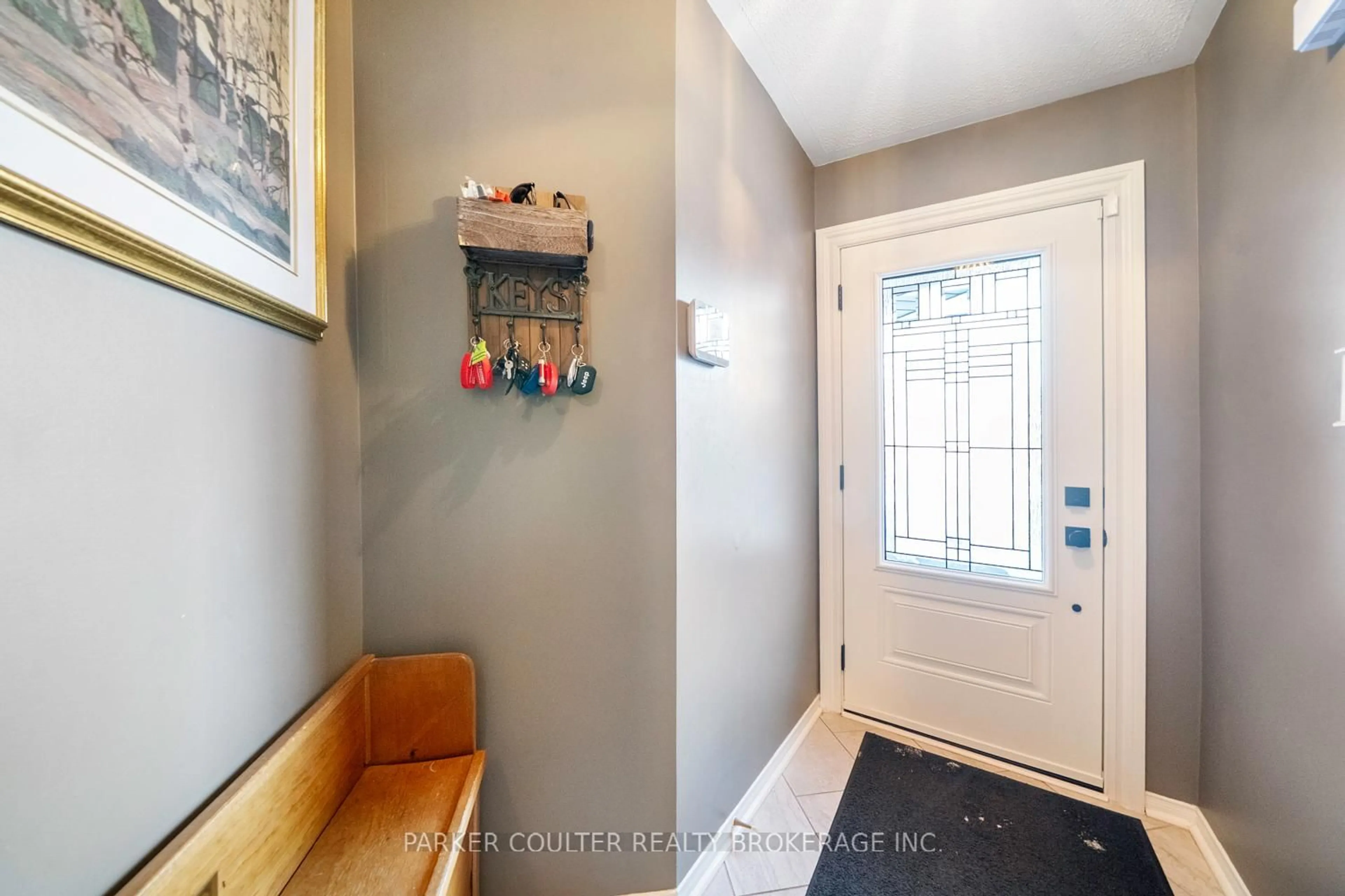 Indoor entryway for 22 Twiss Dr, Barrie Ontario L4N 8P3