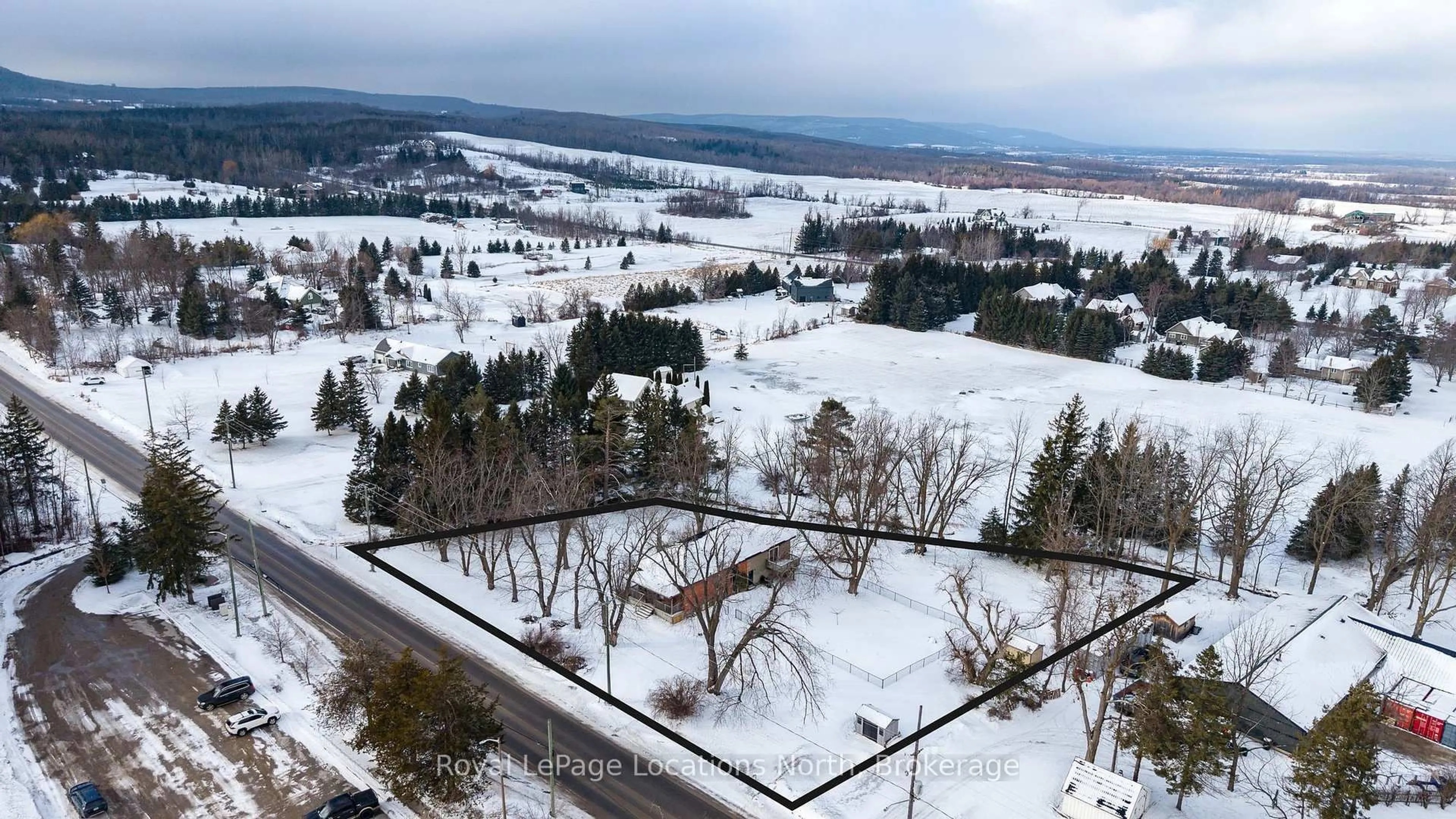 A pic from outside/outdoor area/front of a property/back of a property/a pic from drone, unknown for 9038 County Rd 91 Rd, Clearview Ontario L0M 1H0