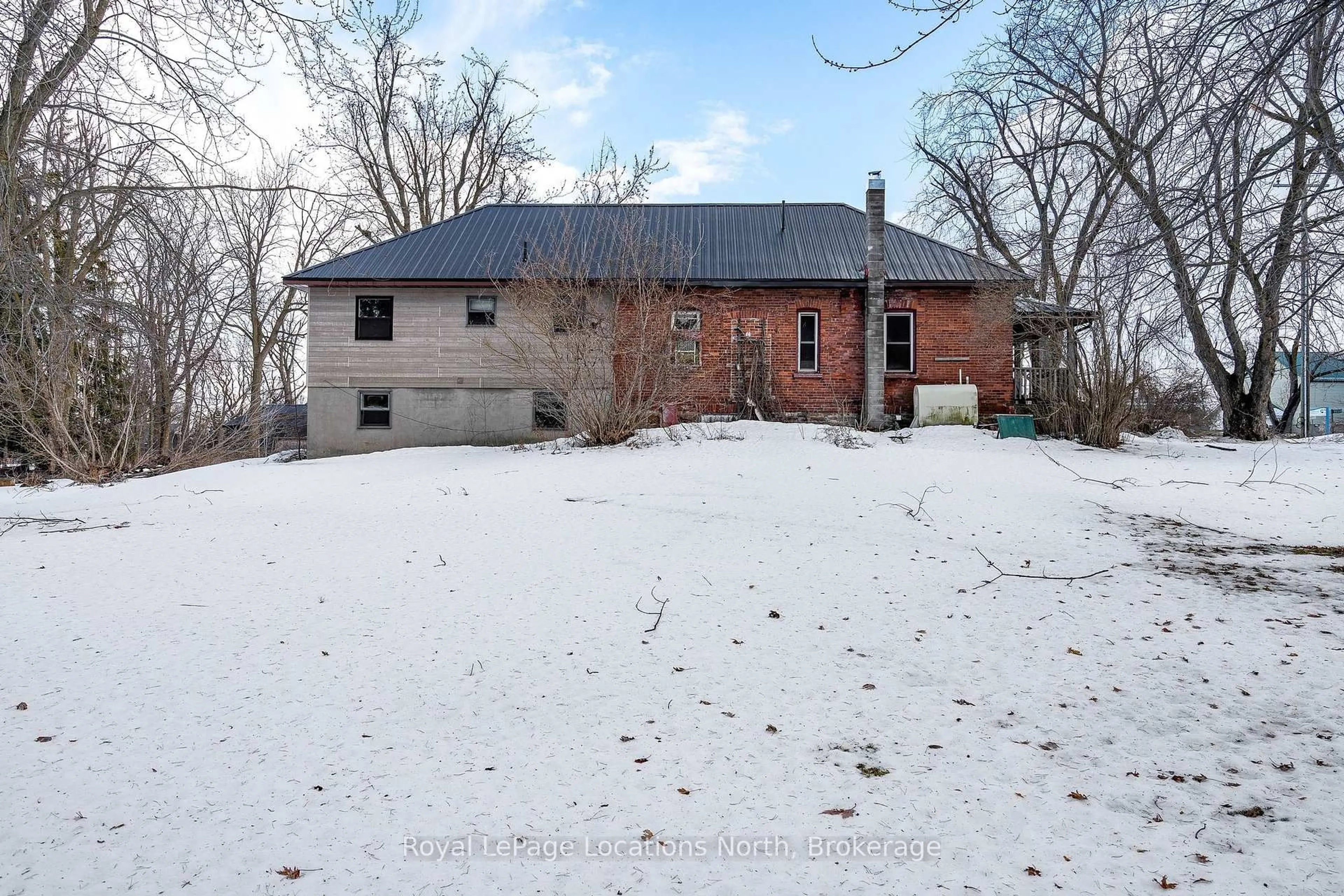 A pic from outside/outdoor area/front of a property/back of a property/a pic from drone, unknown for 9038 County Rd 91 Rd, Clearview Ontario L0M 1H0