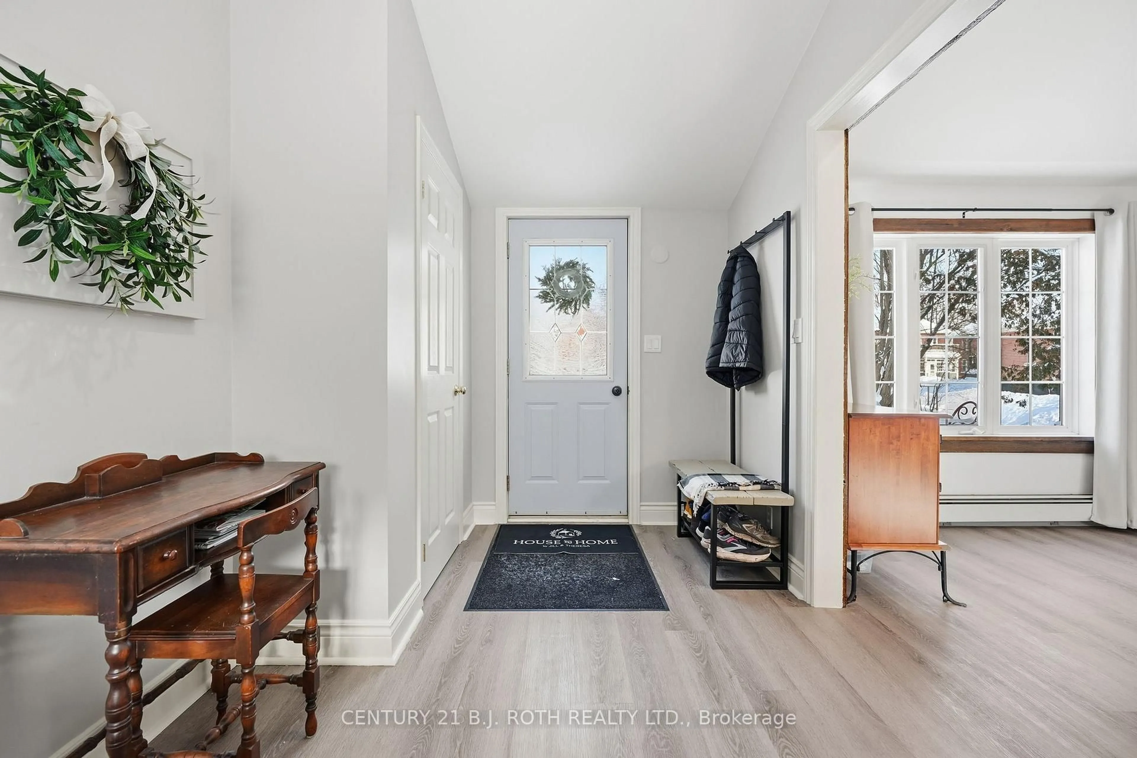 Indoor entryway for 116 Burton Ave, Barrie Ontario L4N 2R8