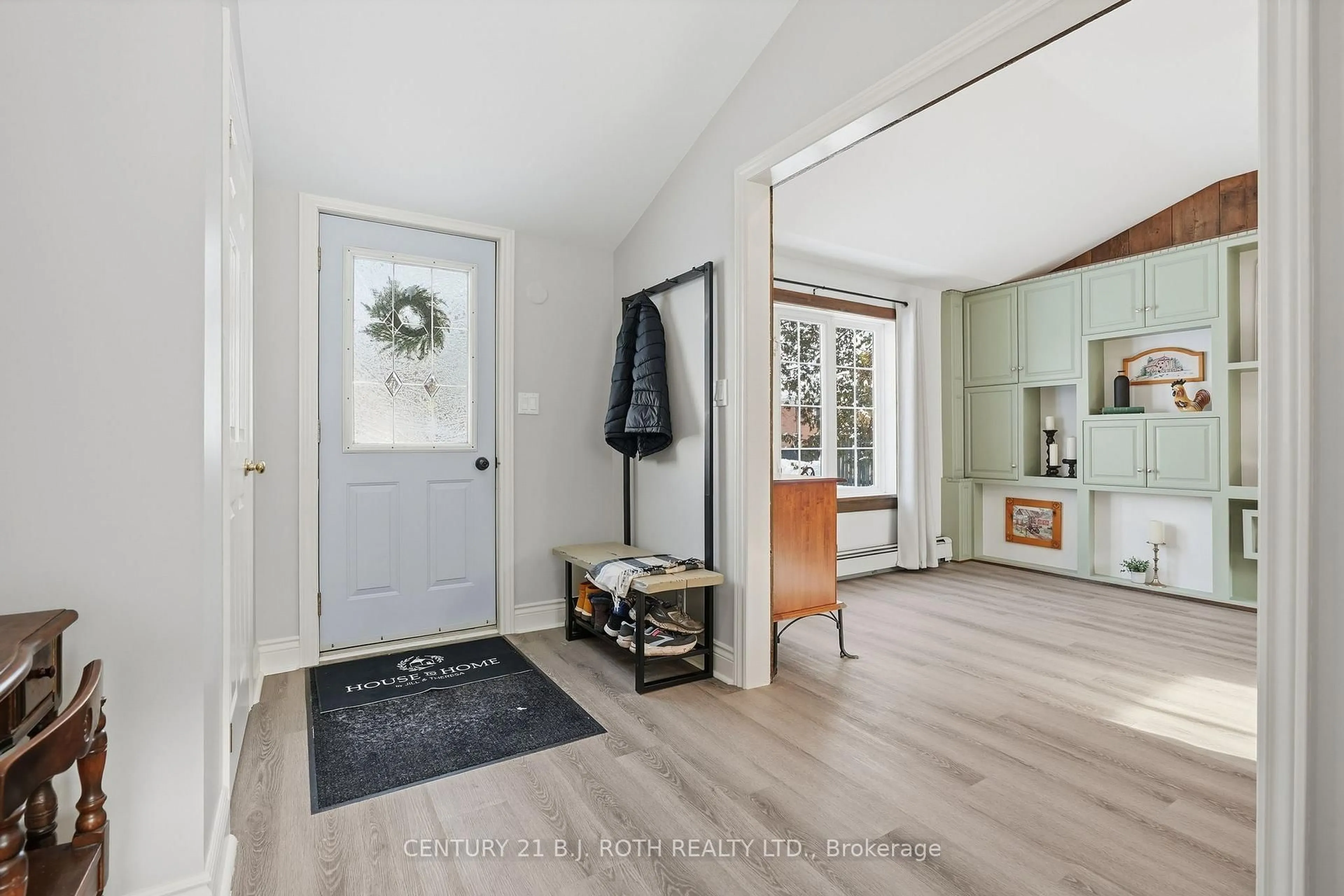 Indoor entryway for 116 Burton Ave, Barrie Ontario L4N 2R8