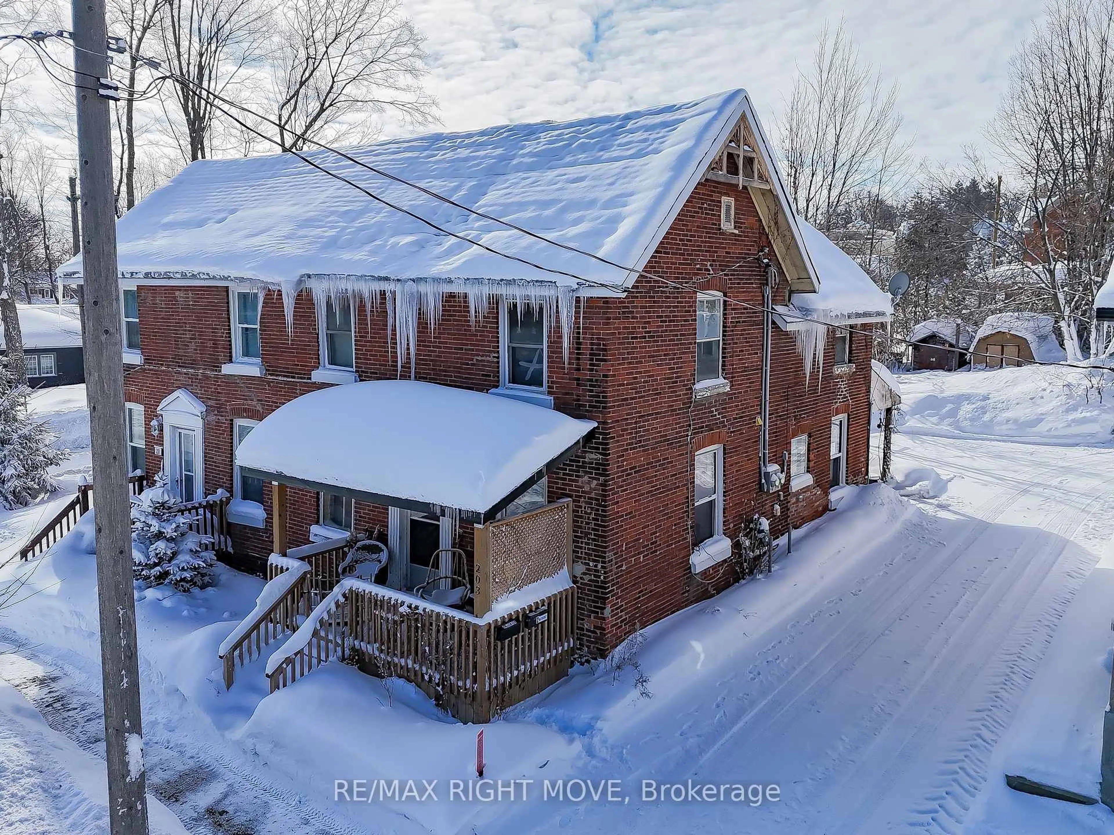 A pic from outside/outdoor area/front of a property/back of a property/a pic from drone, building for 203 CANICE St, Orillia Ontario L3V 4J1