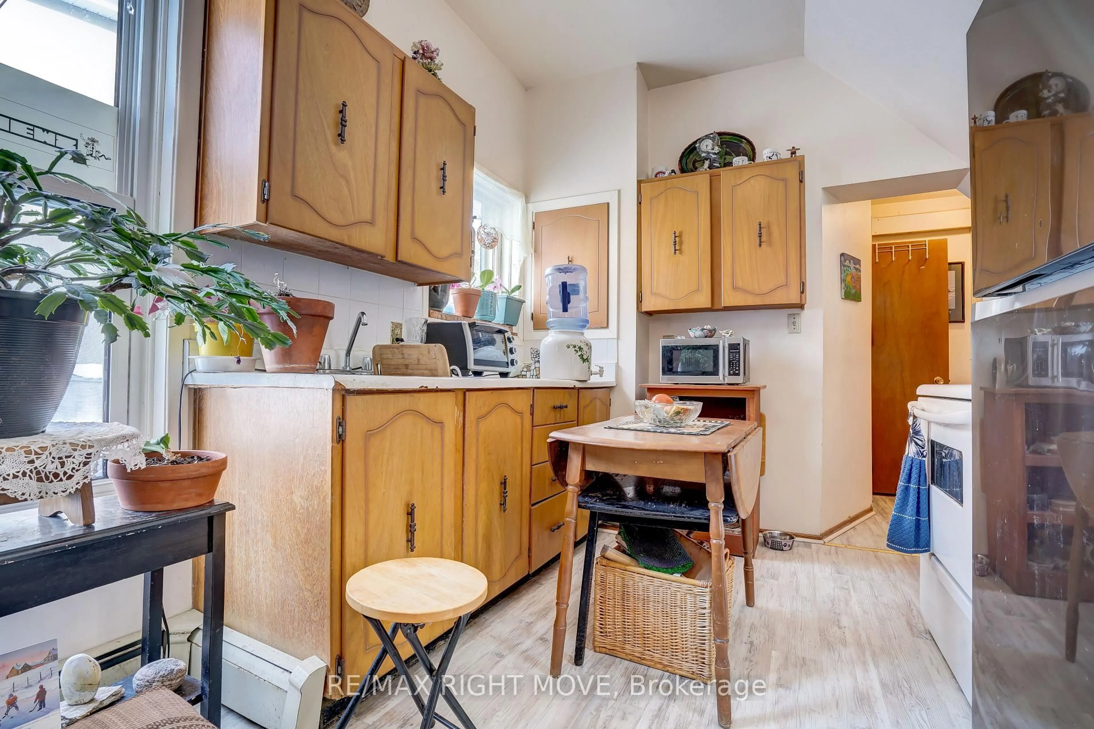 Standard kitchen, unknown for 203 CANICE St, Orillia Ontario L3V 4J1